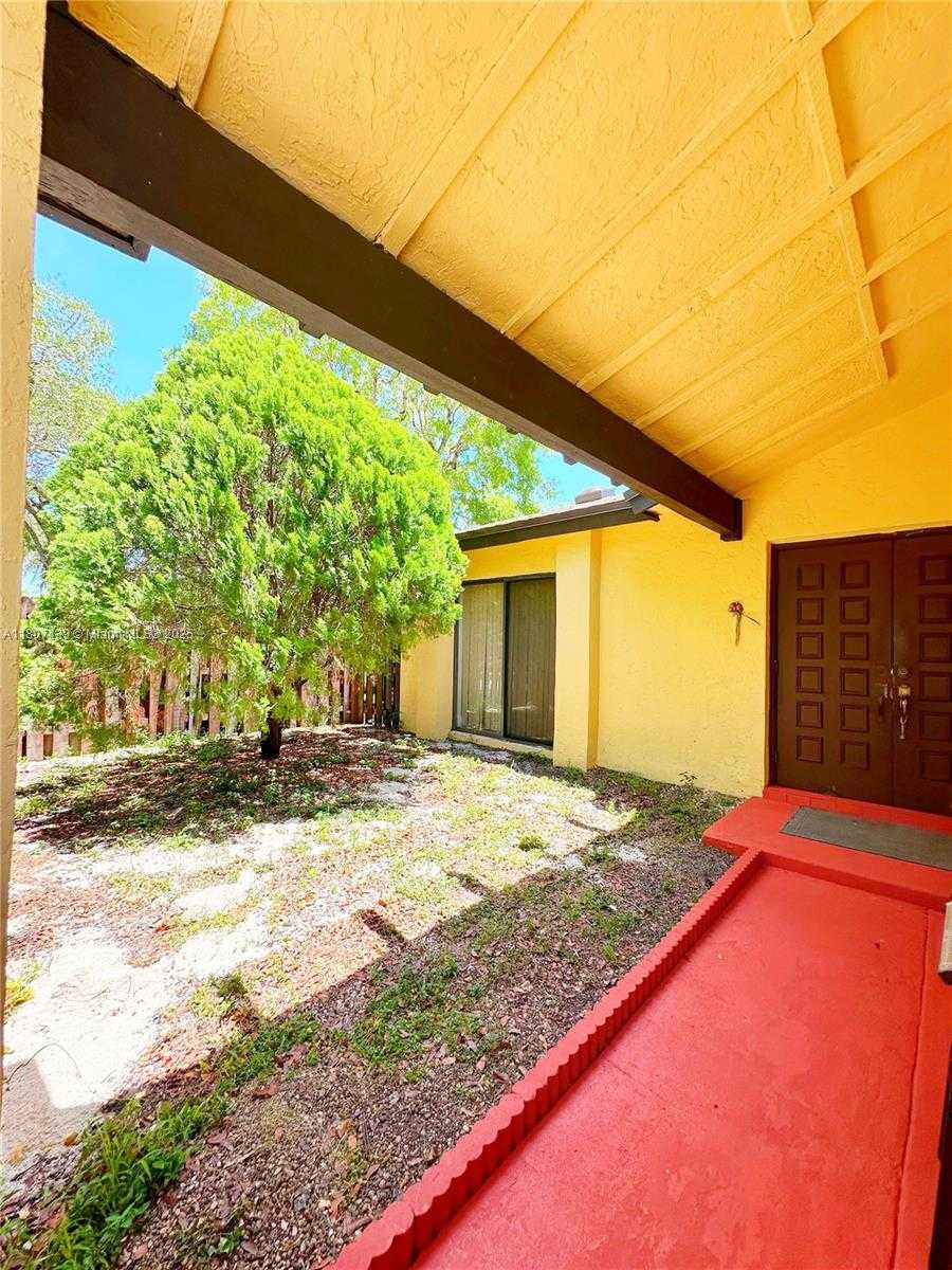 Small Image of 13244 SOUTH WEST 108TH ST CIR, Miami Number 3