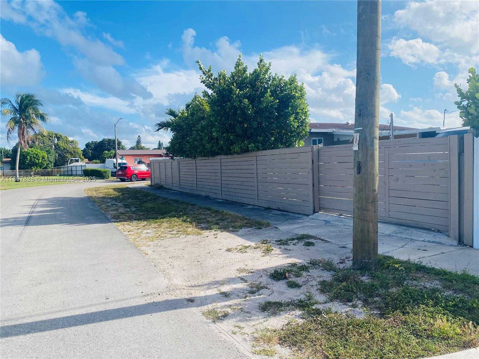 Small Image of 3745 NORTH WEST 171ST TER, Miami Gardens Number 2
