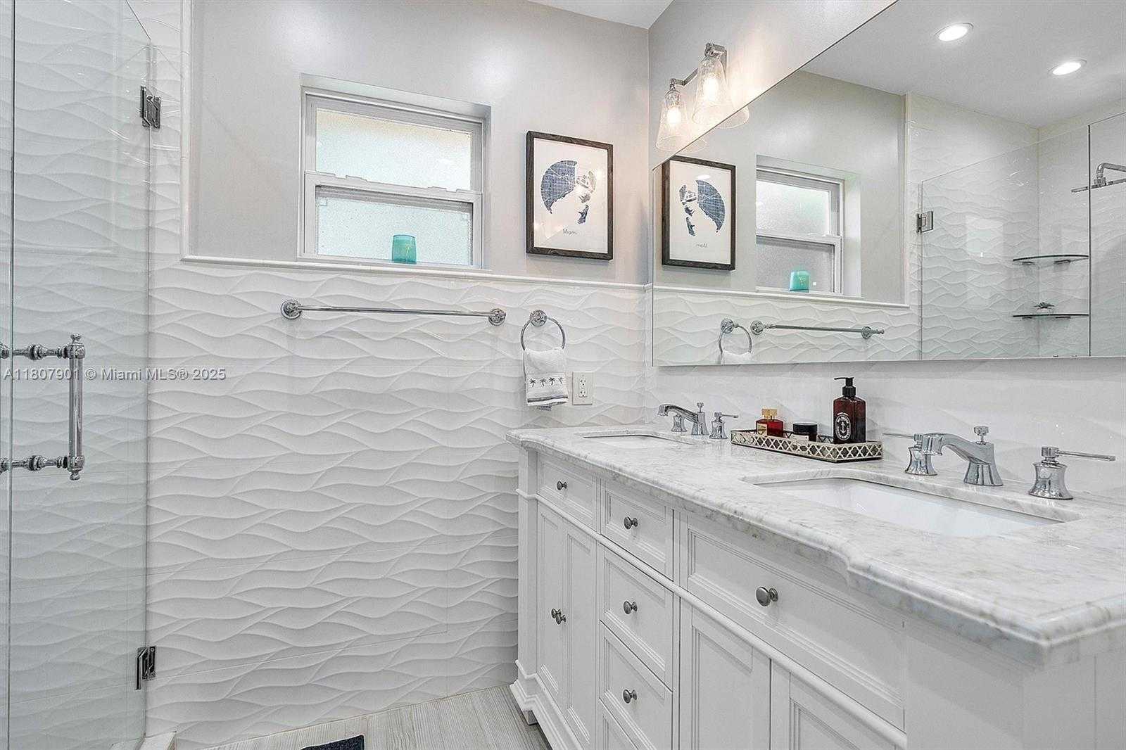 Small Image of 13105 CORONADO DR, North Miami Number 15