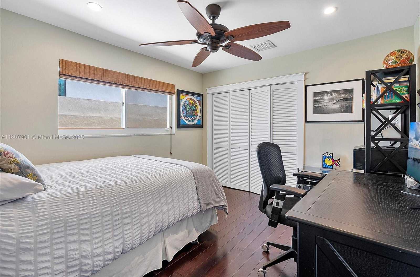 Small Image of 13105 CORONADO DR, North Miami Number 16
