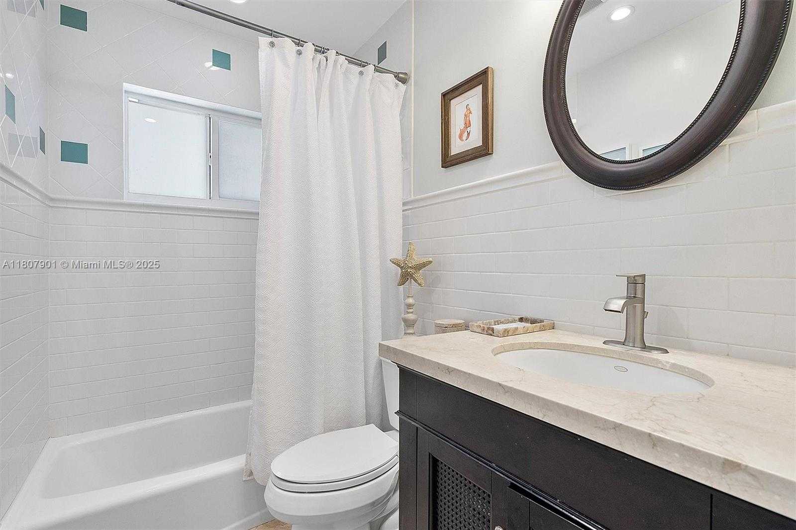 Small Image of 13105 CORONADO DR, North Miami Number 17