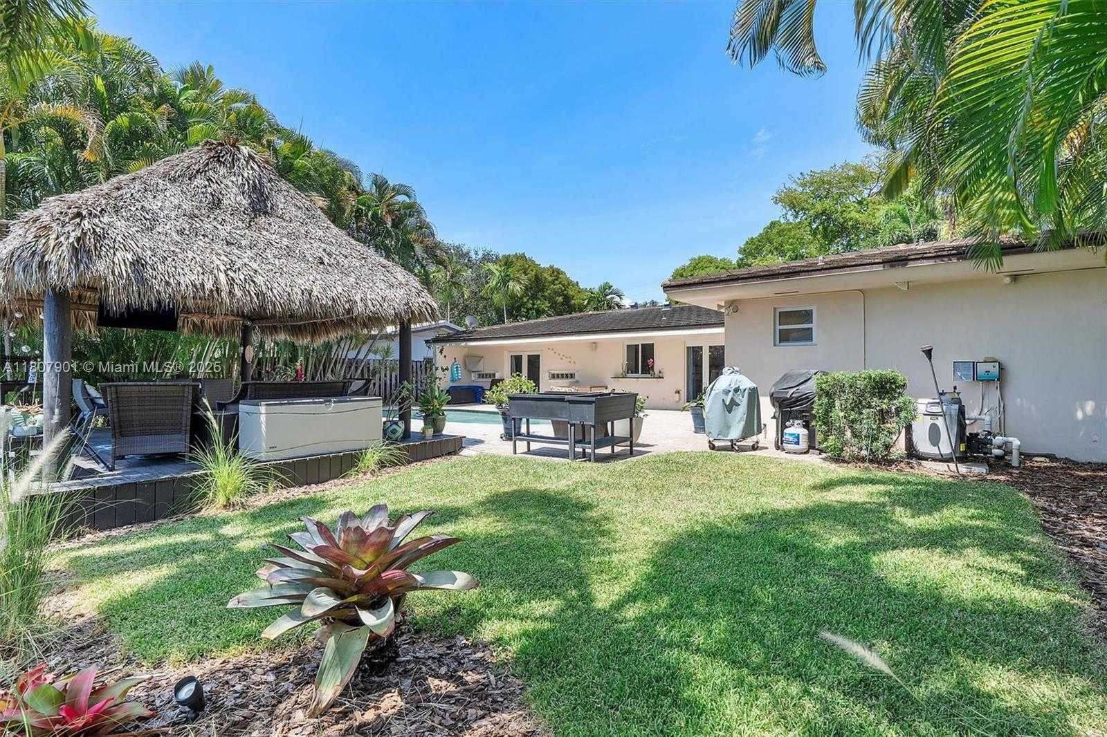 Small Image of 13105 CORONADO DR, North Miami Number 19