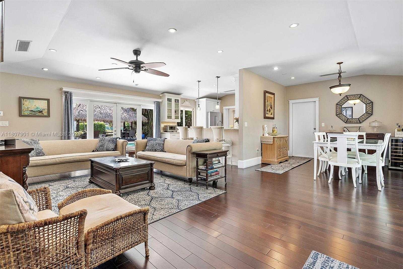 Small Image of 13105 CORONADO DR, North Miami Number 4