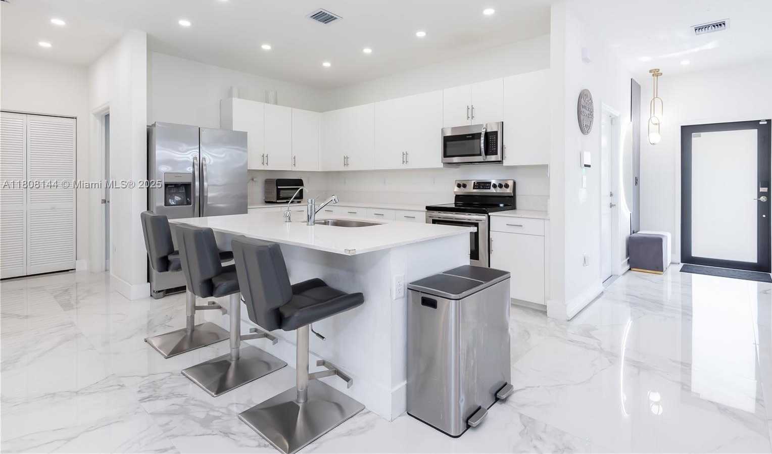 Small Image of 11911 SW 239 St, Princeton, FL 33032, USA Number 8