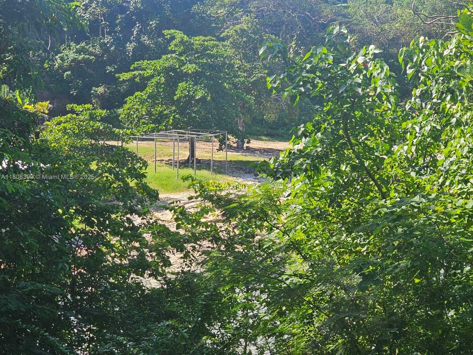 Small Image of ESTATE WITH COTTAGES  BOSCOBEL BEACH, ST MARY, J, Out of City Number 27