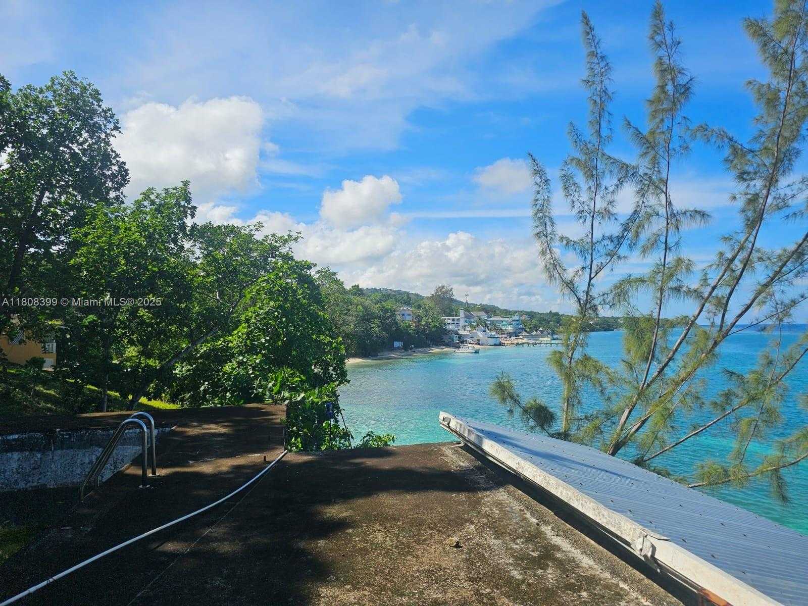 Small Image of ESTATE WITH COTTAGES  BOSCOBEL BEACH, ST MARY, J, Out of City Number 34
