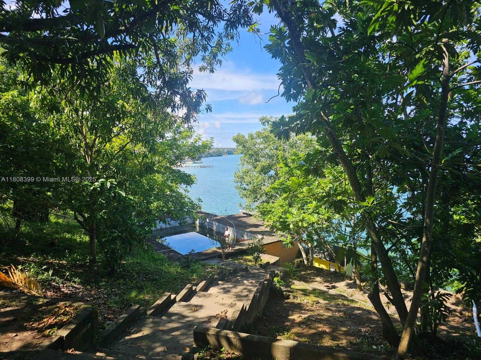 Small Image of ESTATE WITH COTTAGES  BOSCOBEL BEACH, ST MARY, J, Out of City Number 39