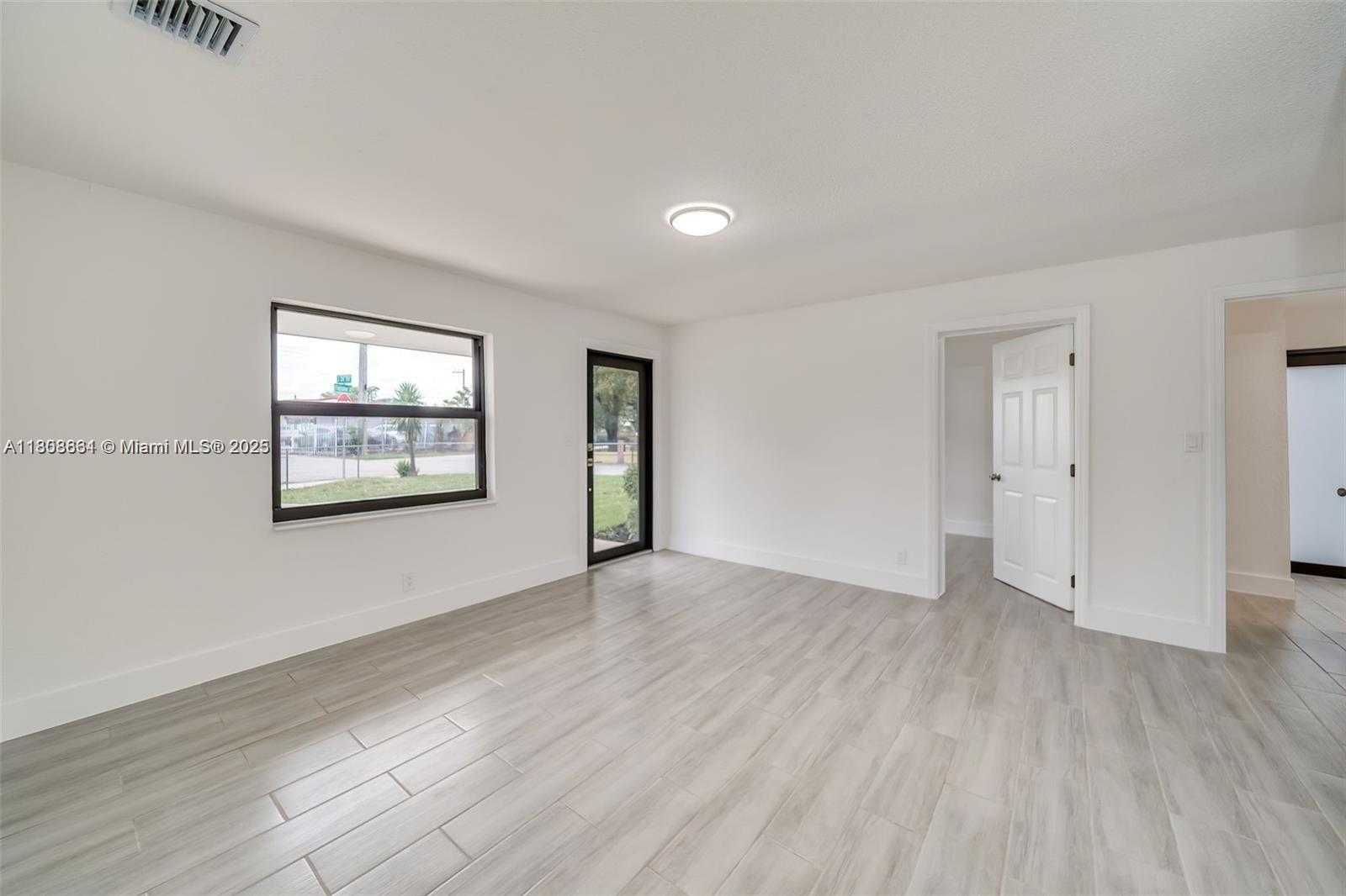Small Image of 2447 FLETCHER ST, Hollywood Number 16