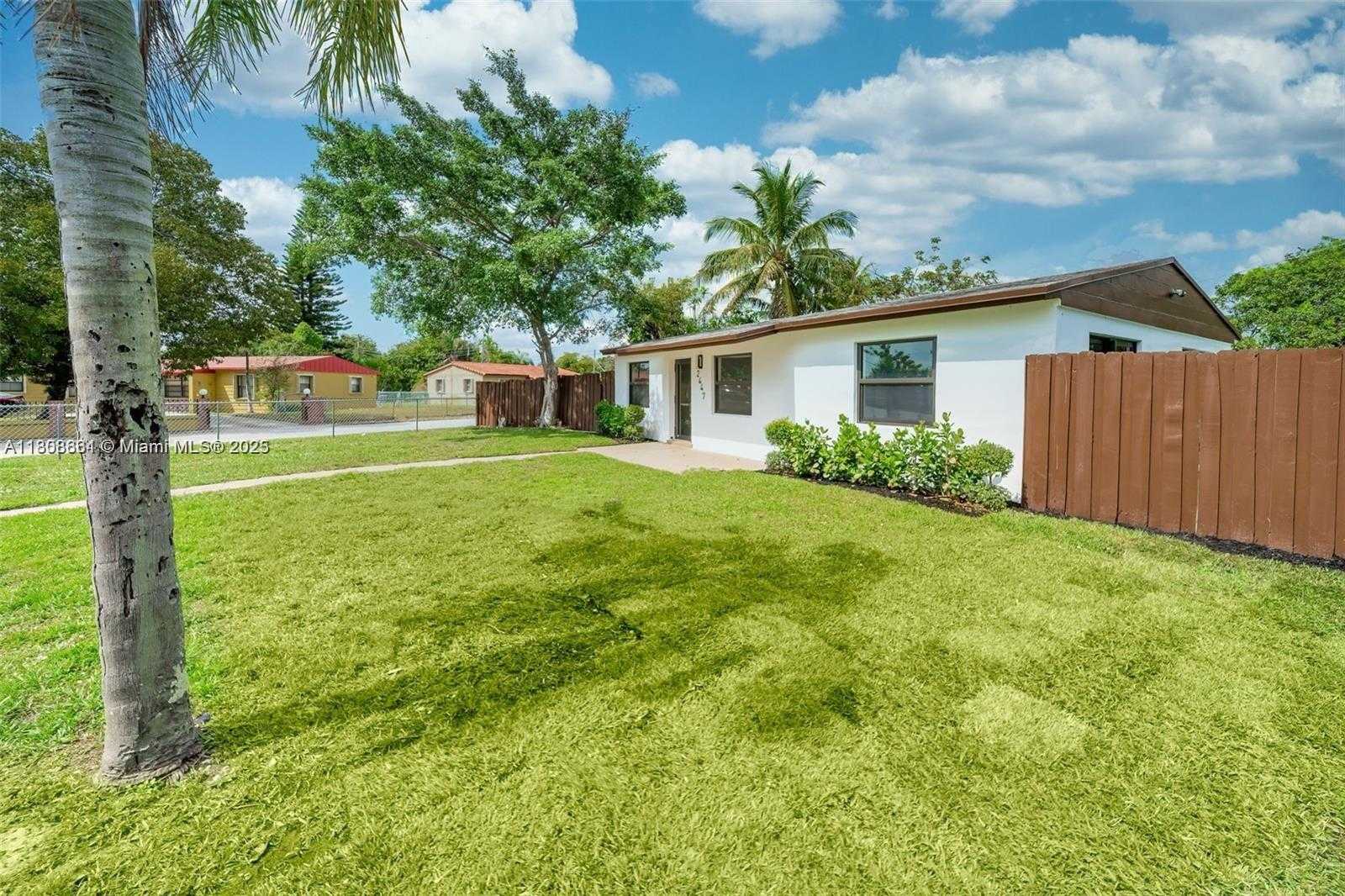 Small Image of 2447 FLETCHER ST, Hollywood Number 2