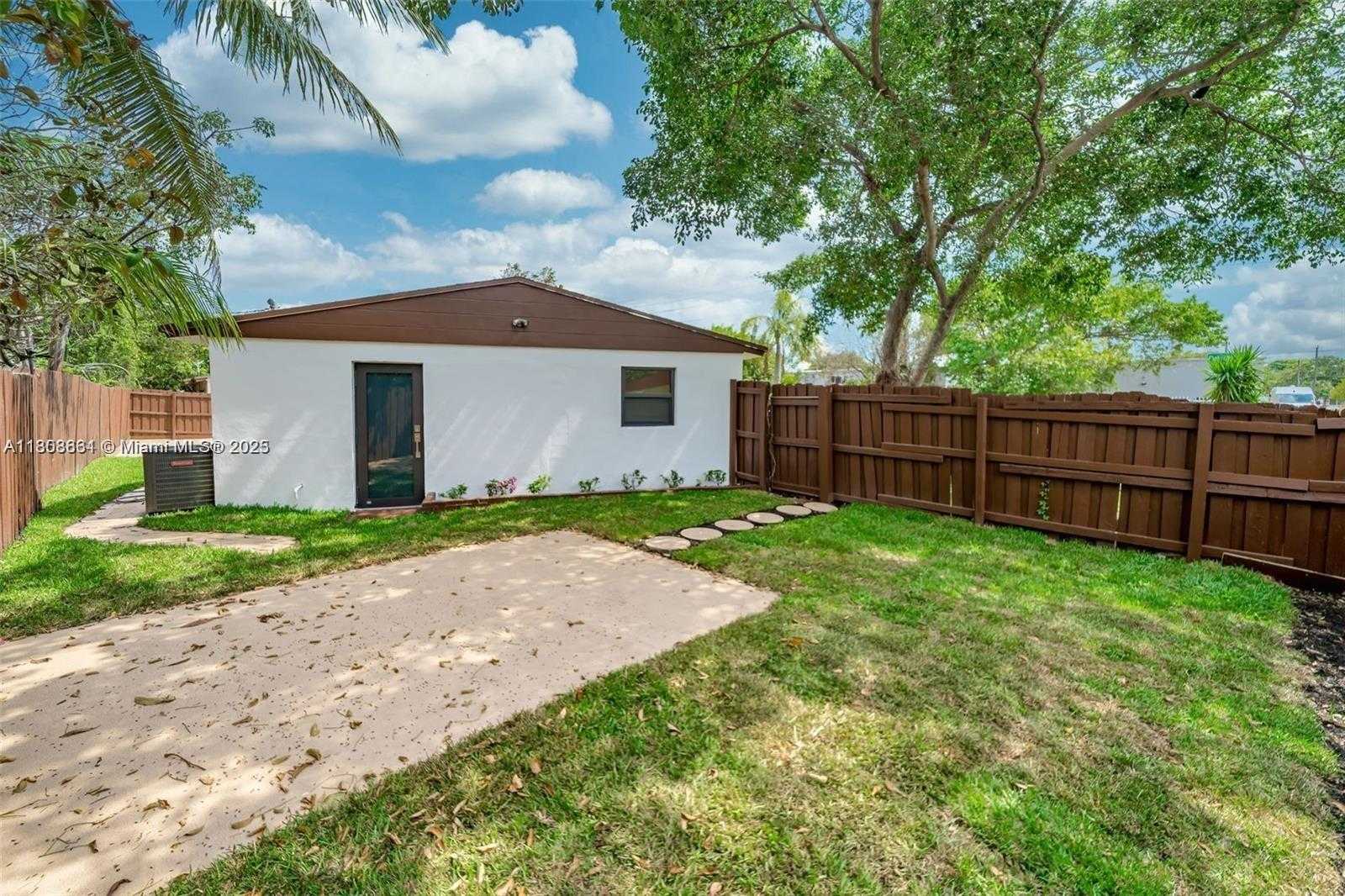 Small Image of 2447 FLETCHER ST, Hollywood Number 3