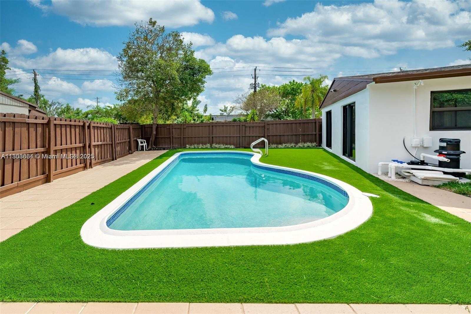 Small Image of 2447 FLETCHER ST, Hollywood Number 6