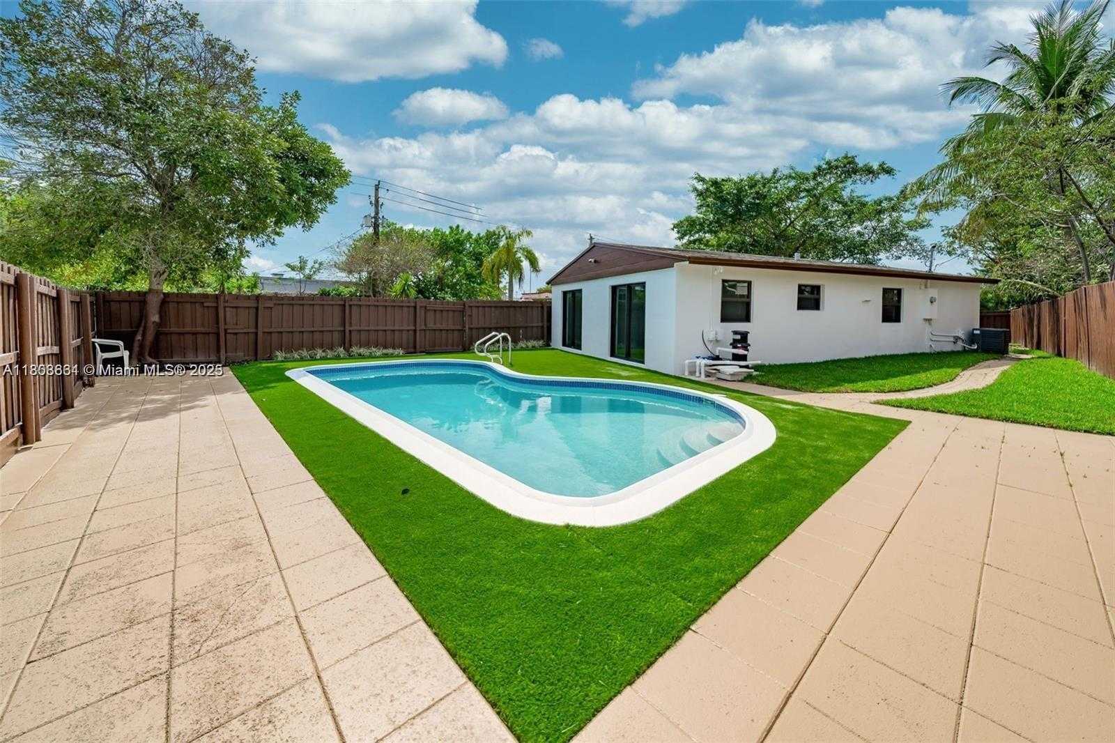 Small Image of 2447 FLETCHER ST, Hollywood Number 7