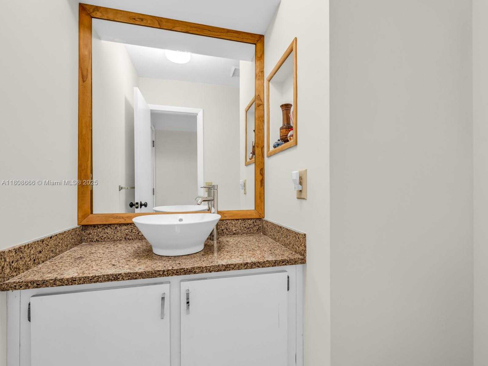 Small Image of 6566 NORTH WEST 197TH LN, Hialeah Number 19