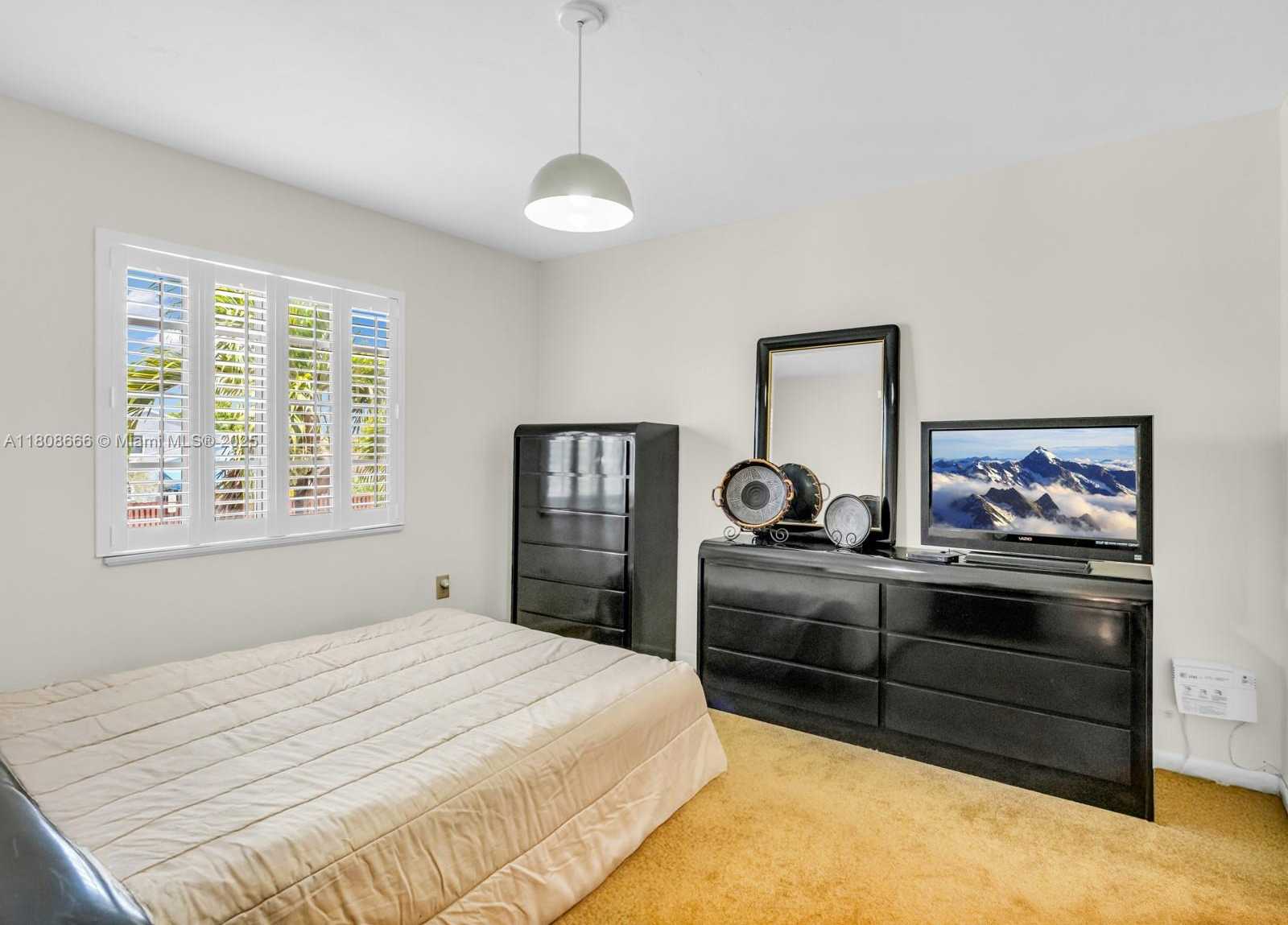 Small Image of 6566 NORTH WEST 197TH LN, Hialeah Number 26