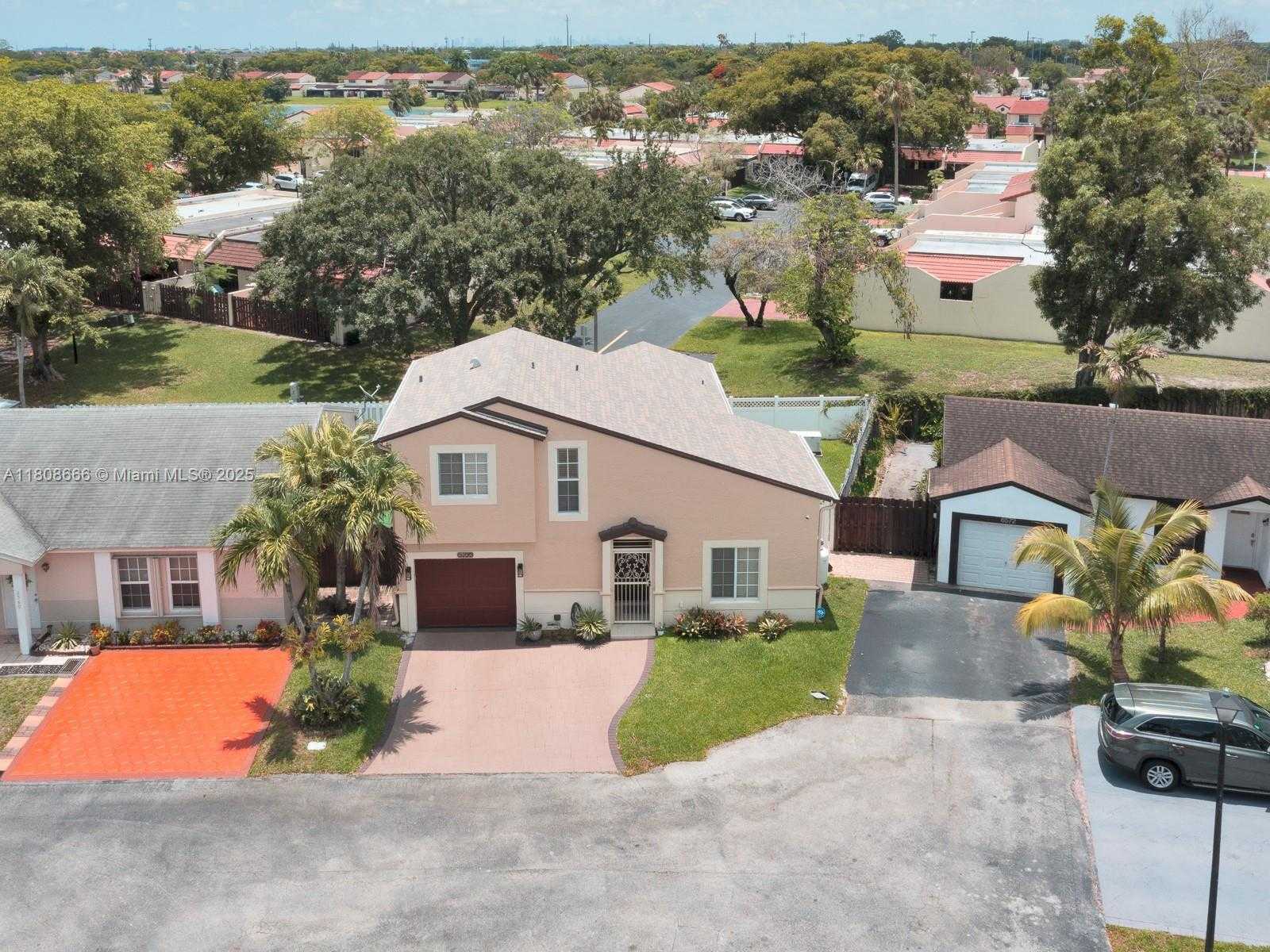 Small Image of 6566 NORTH WEST 197TH LN, Hialeah Number 3