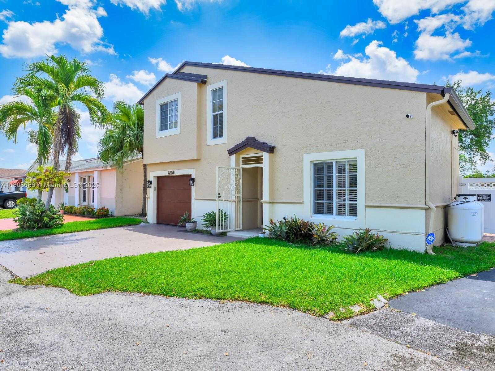 Small Image of 6566 NORTH WEST 197TH LN, Hialeah Number 4