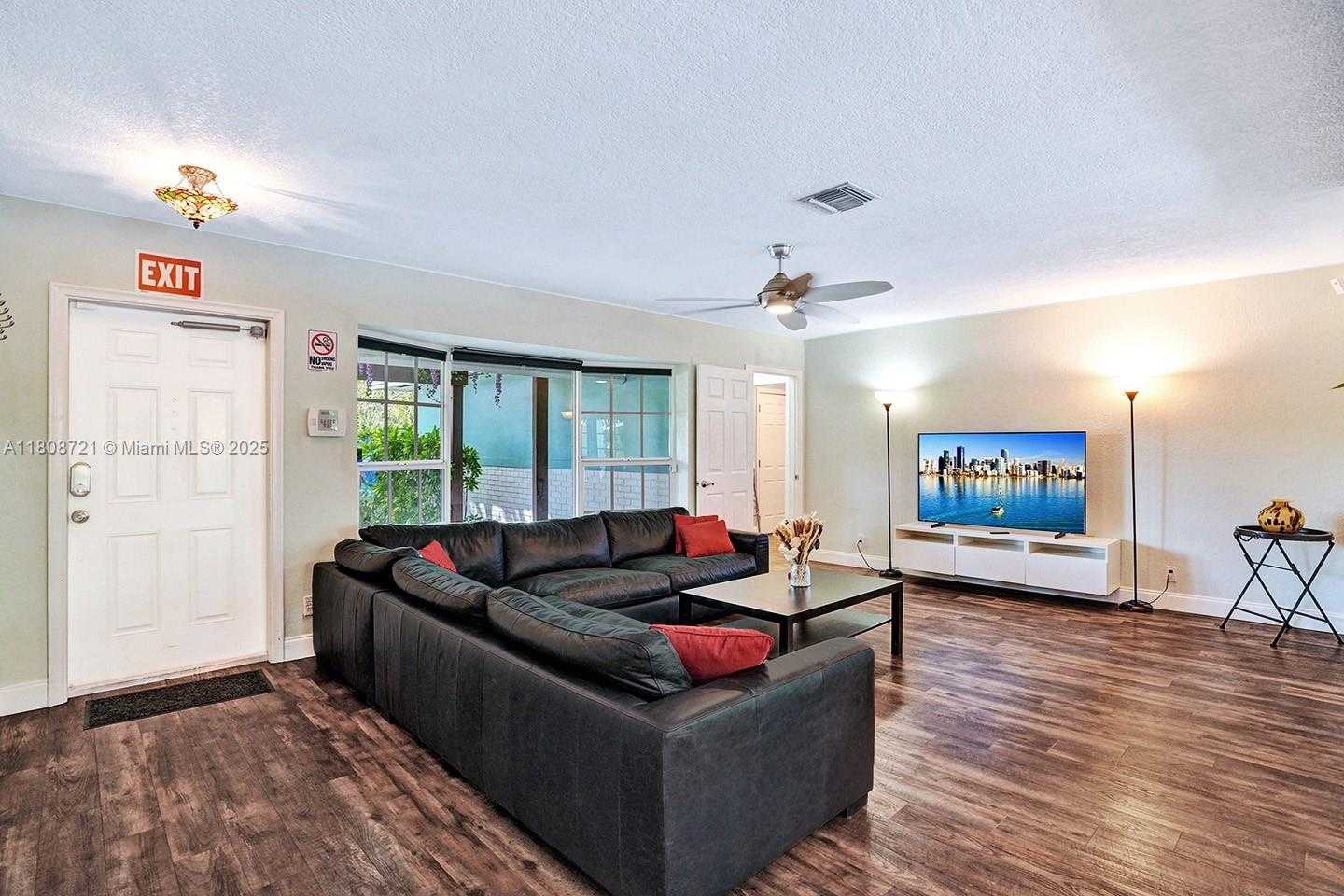 Small Image of 1245 WILEY ST, Hollywood Number 7