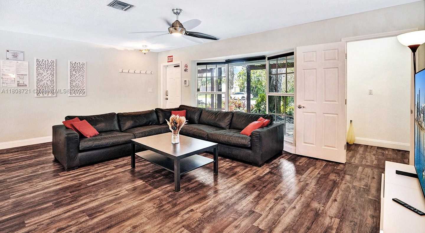 Small Image of 1245 WILEY ST, Hollywood Number 8