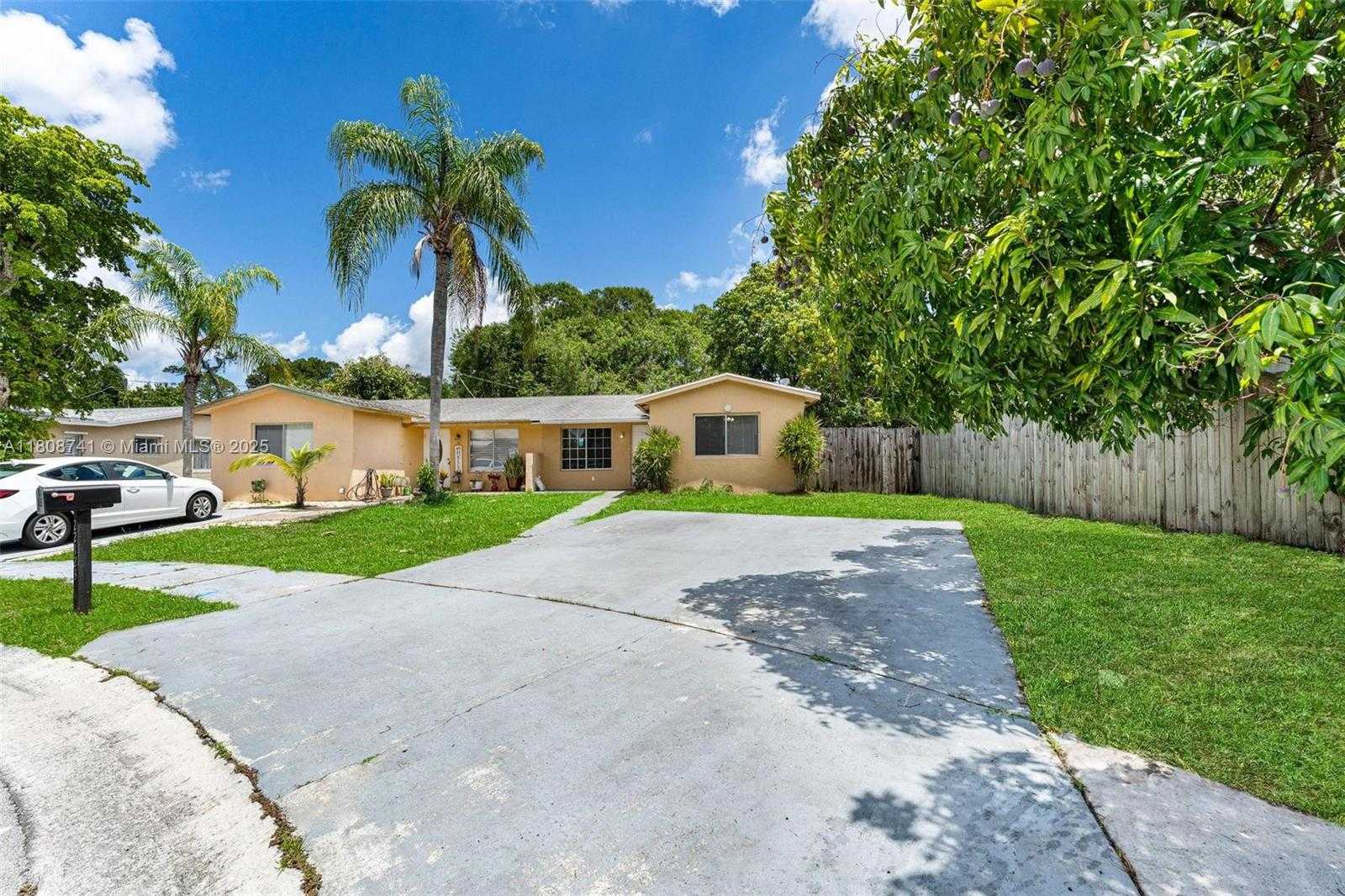 Small Image of 22123 SW 62nd Ct, Boca Raton, FL 33428, USA Number 3