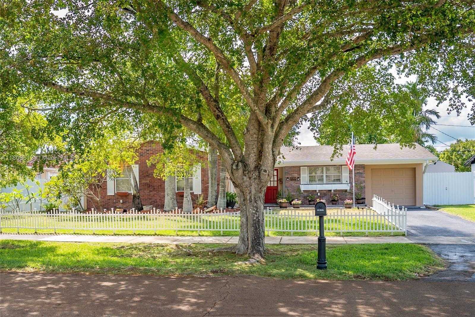 Small Image of 19630 STERLING DR, Cutler Bay Number 4