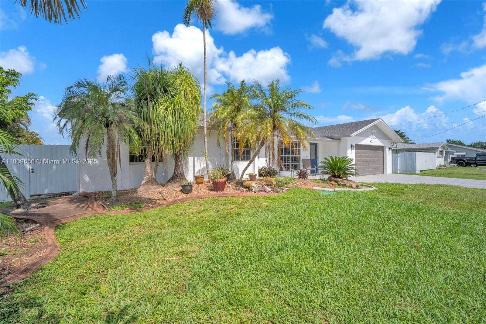 Small Image of 4271 SOUTH WEST 67TH TER, Davie Number 2