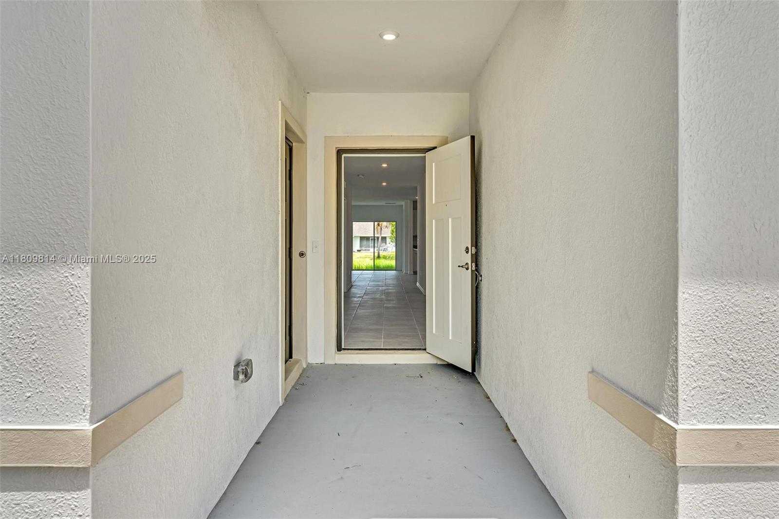 Small Image of 2033 SOUTH WEST CASTINET LN, Port St. Lucie Number 39