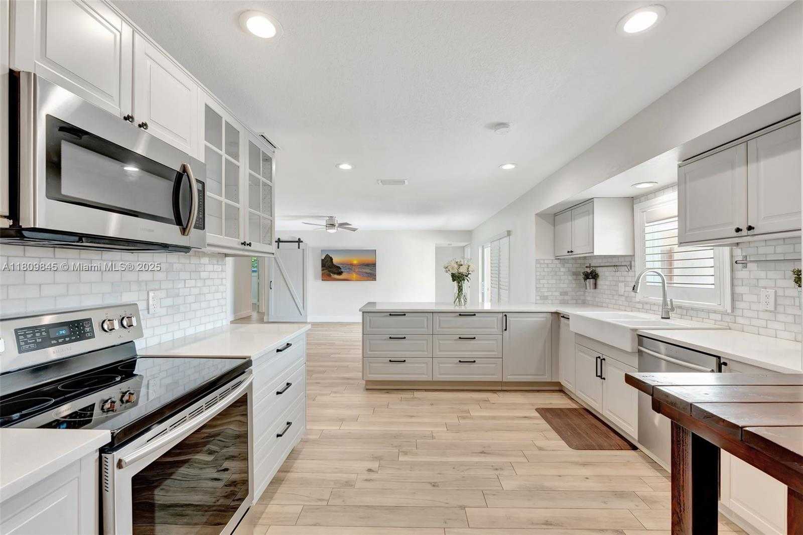 Small Image of 651 EAST LAKE DASHA DR, Plantation Number 11