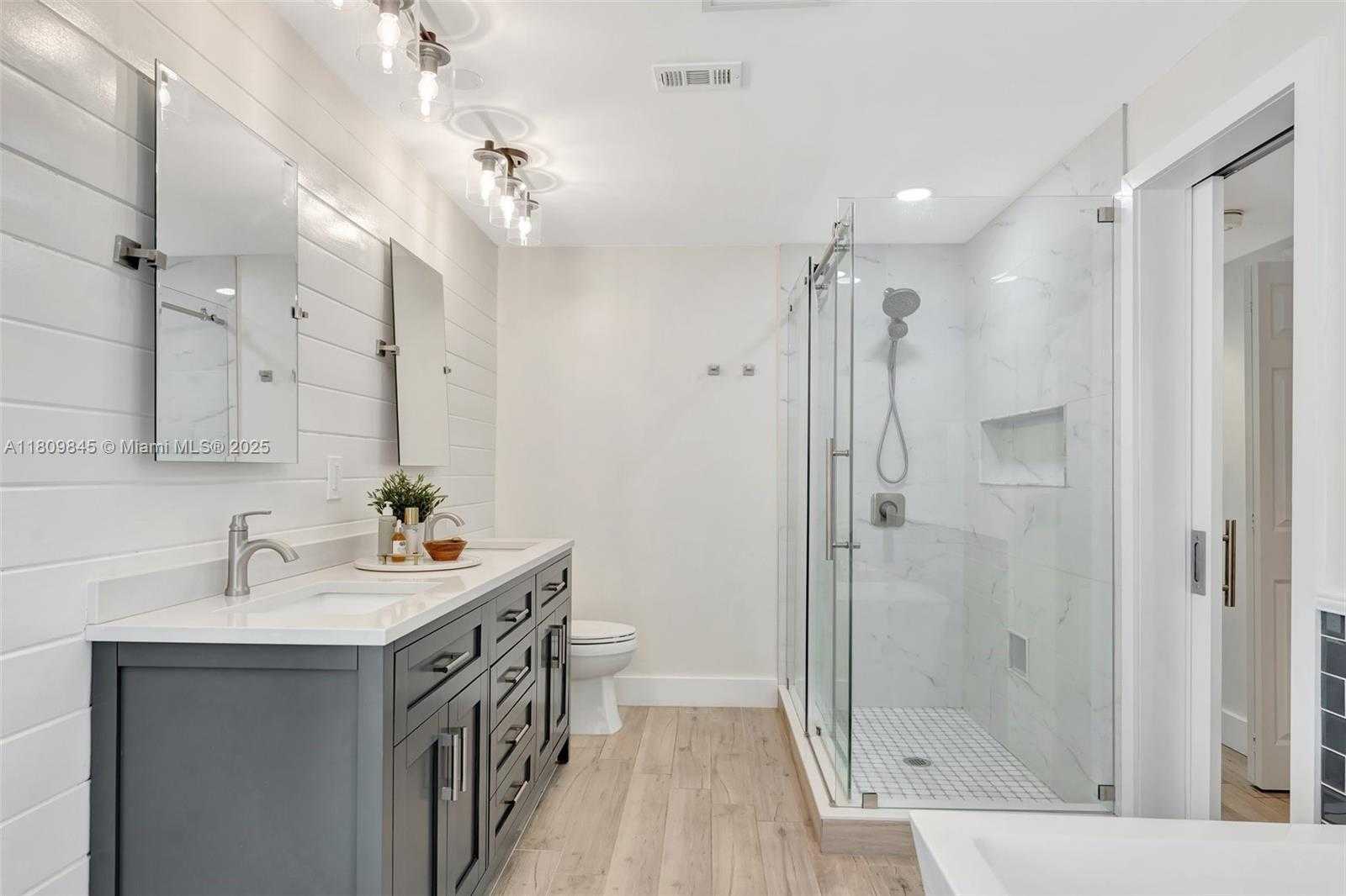 Small Image of 651 EAST LAKE DASHA DR, Plantation Number 21
