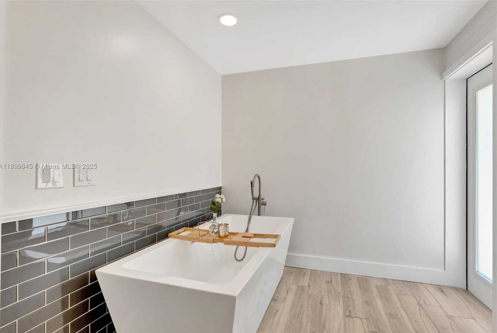 Small Image of 651 EAST LAKE DASHA DR, Plantation Number 22