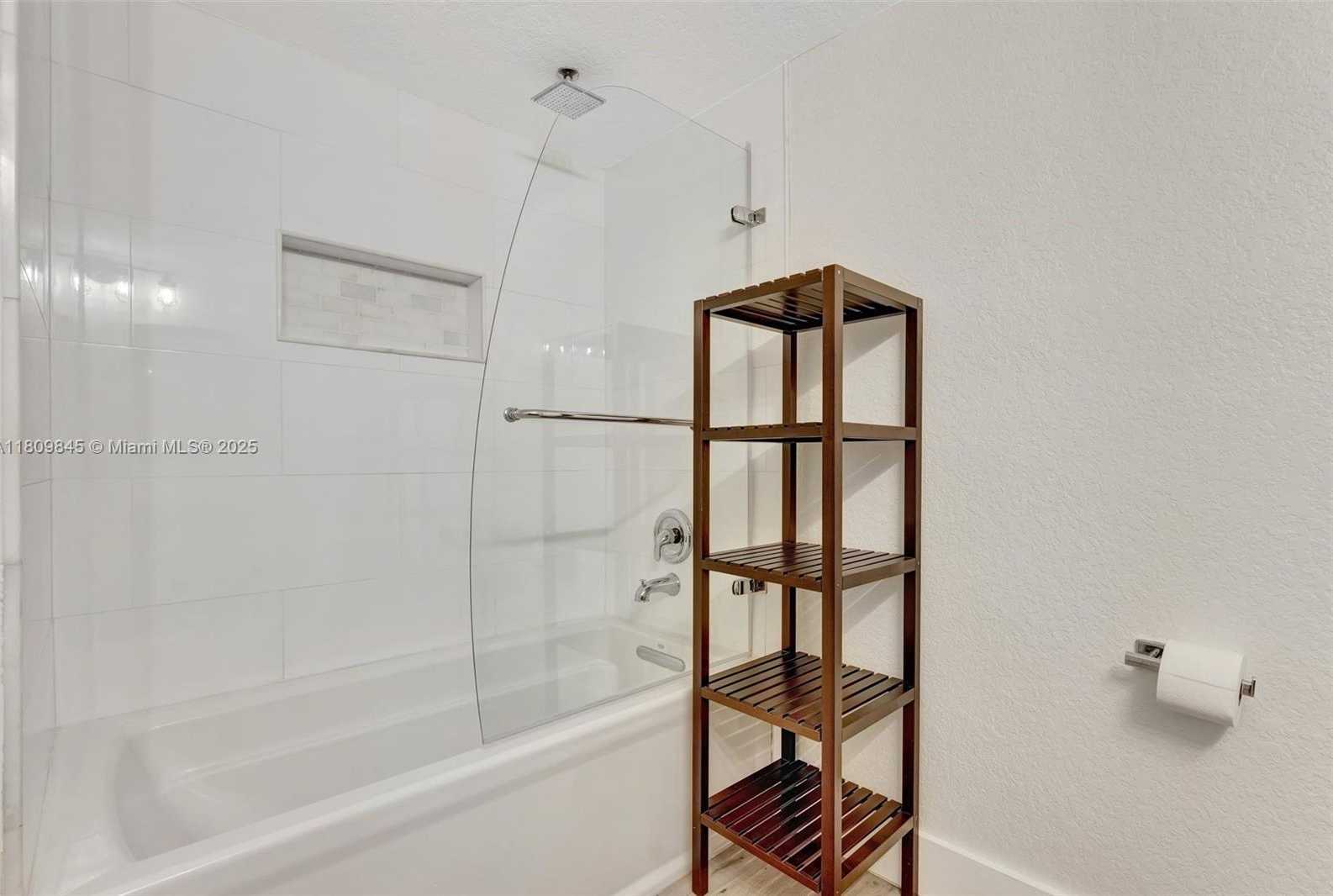 Small Image of 651 EAST LAKE DASHA DR, Plantation Number 28