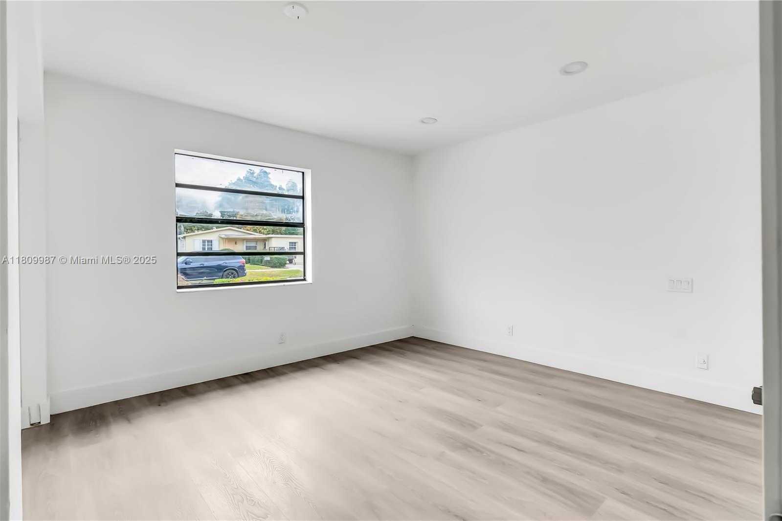 Small Image of 235 SOUTH WEST 3RD CT, Deerfield Beach Number 4