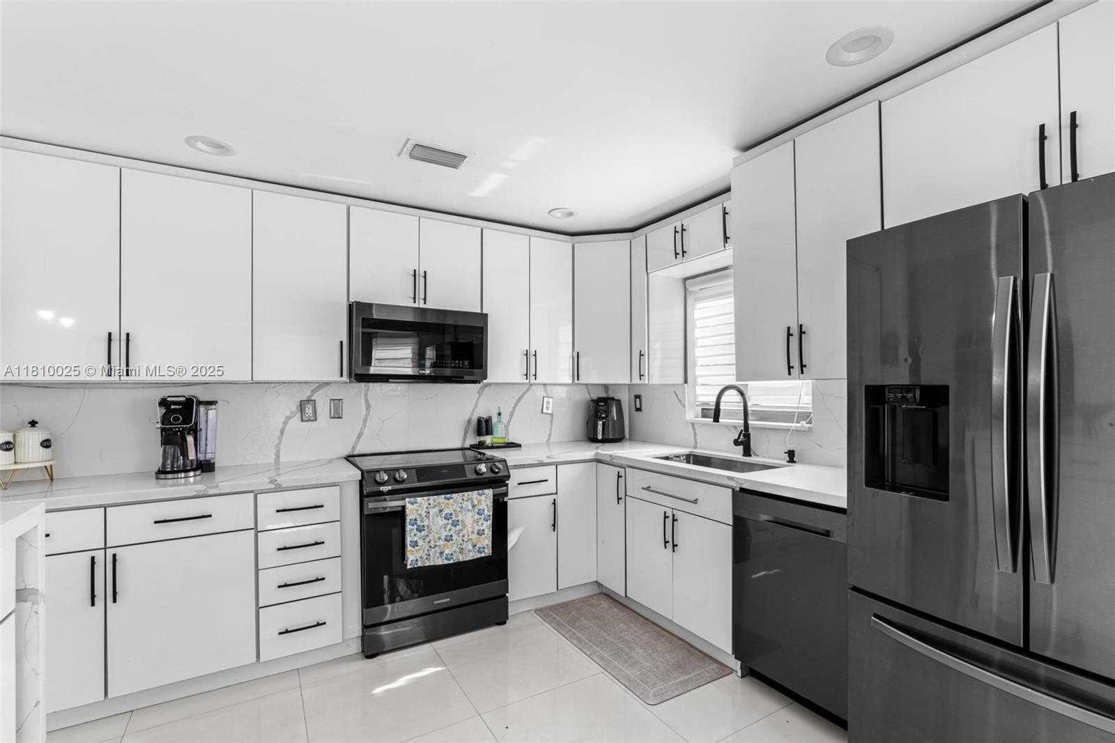 Small Image of 8279 NORTH WEST 199TH ST, Hialeah Number 13