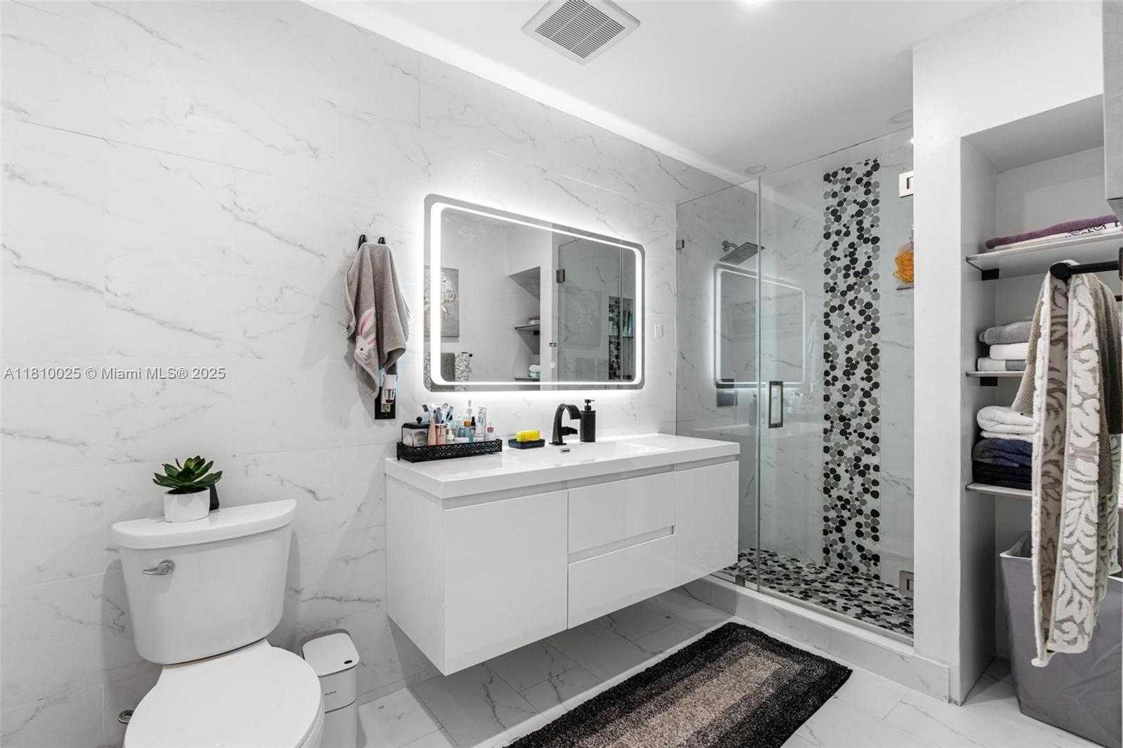 Small Image of 8279 NORTH WEST 199TH ST, Hialeah Number 16