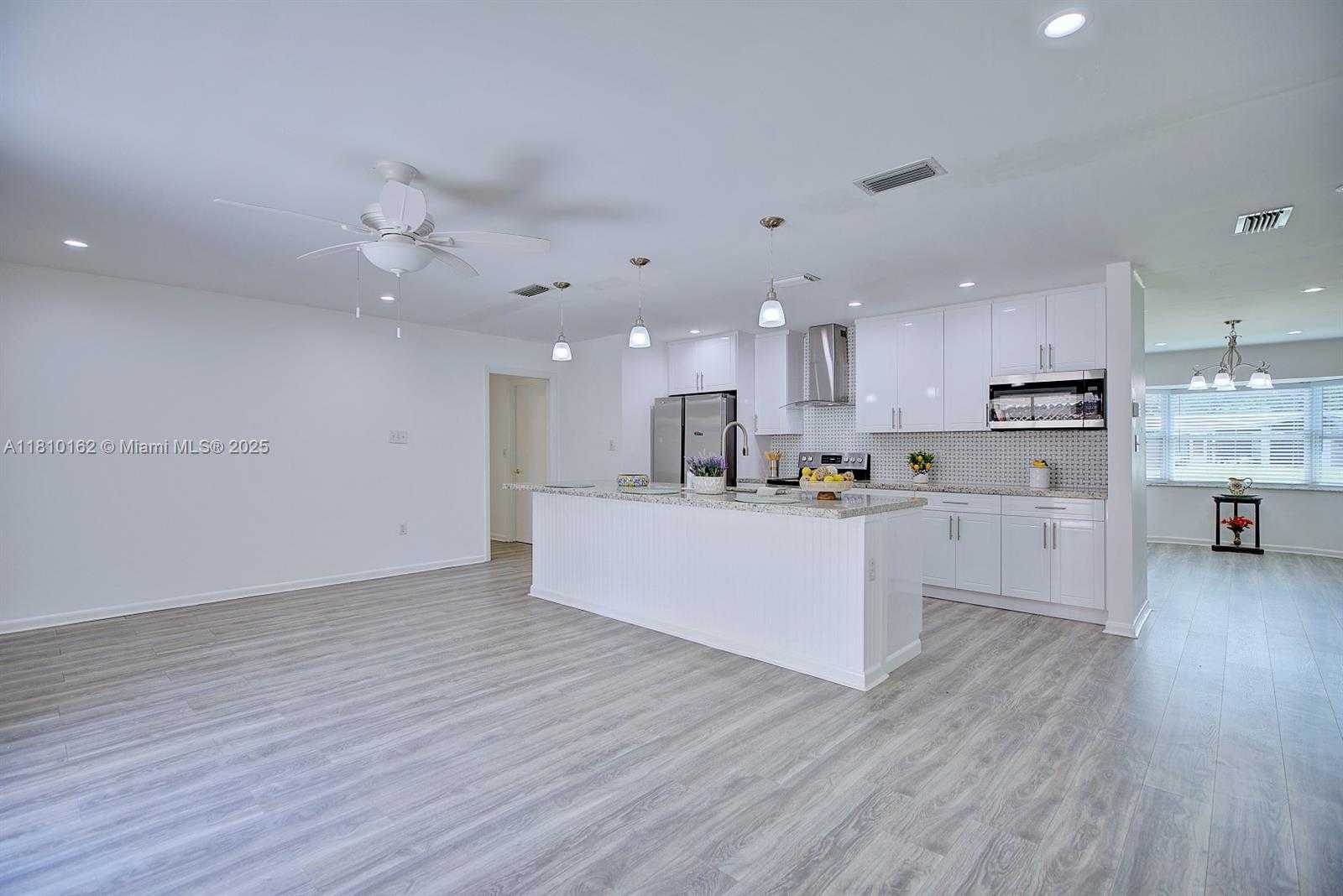 Small Image of 100 HONEYSUCKLE LN, Lake Placid Number 10