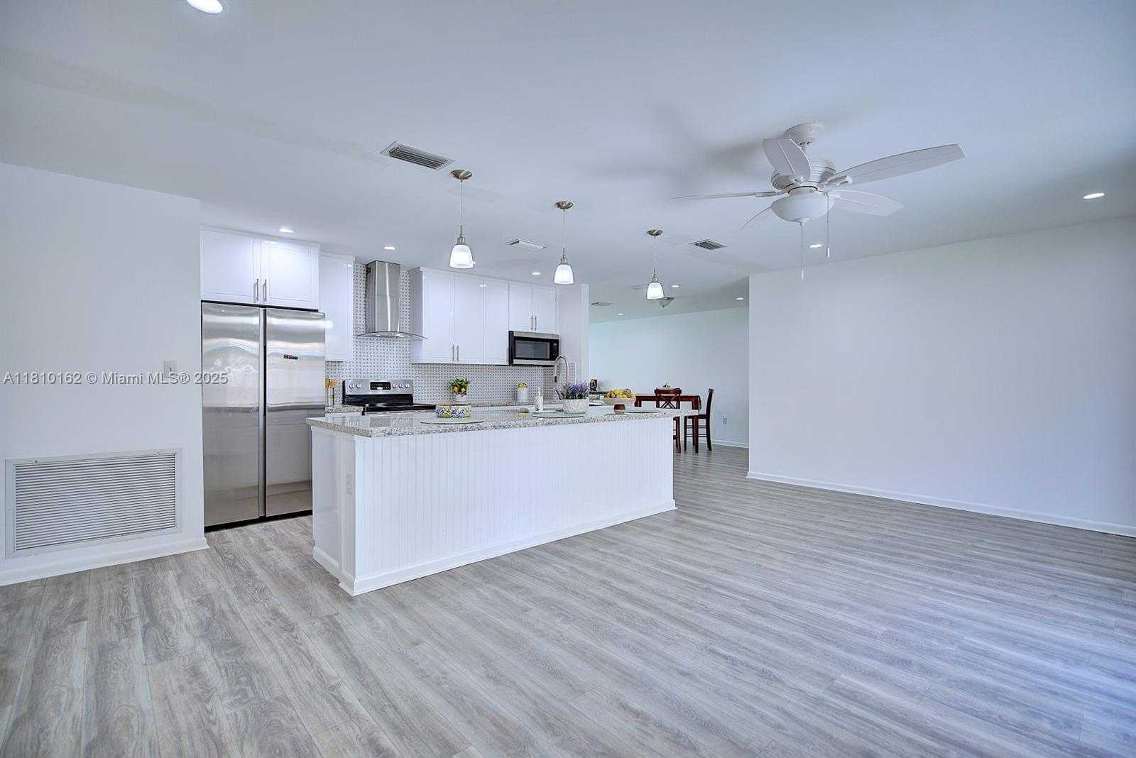 Small Image of 100 HONEYSUCKLE LN, Lake Placid Number 11