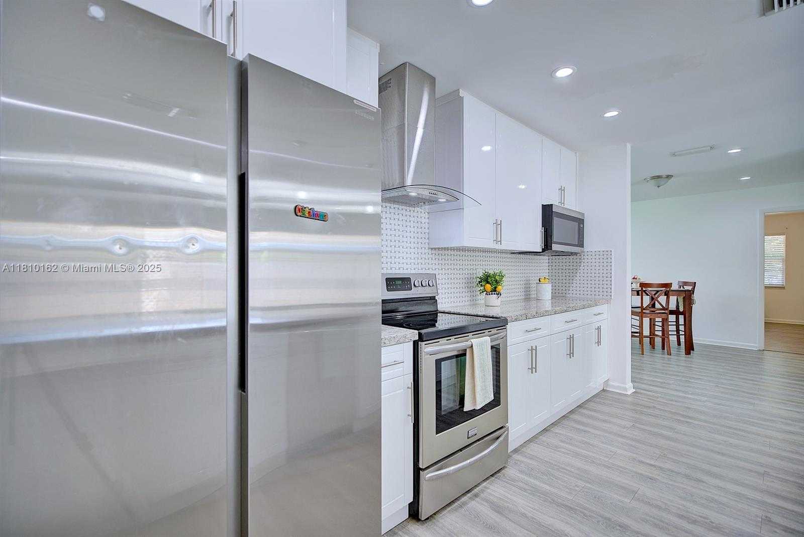 Small Image of 100 HONEYSUCKLE LN, Lake Placid Number 12