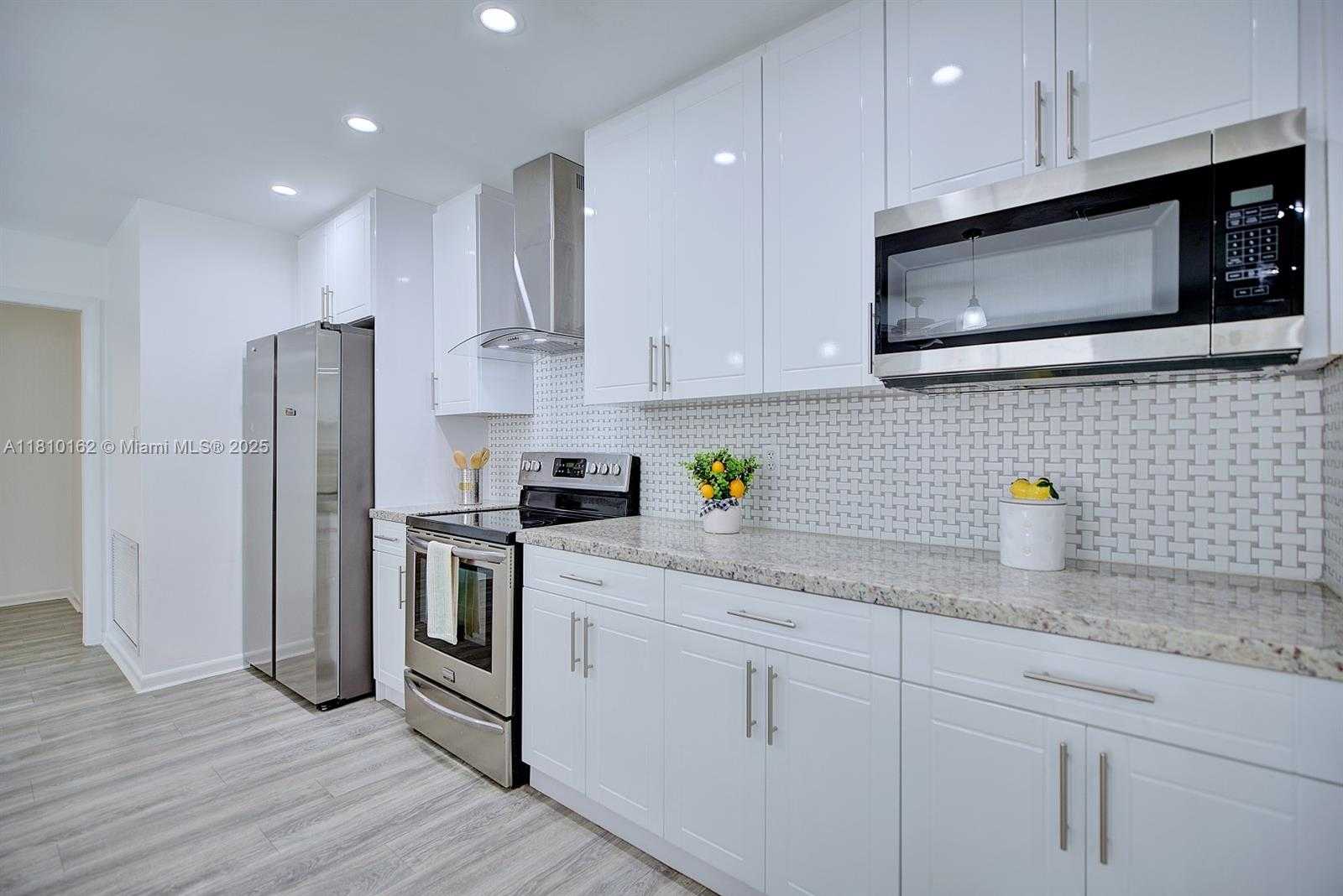 Small Image of 100 HONEYSUCKLE LN, Lake Placid Number 13