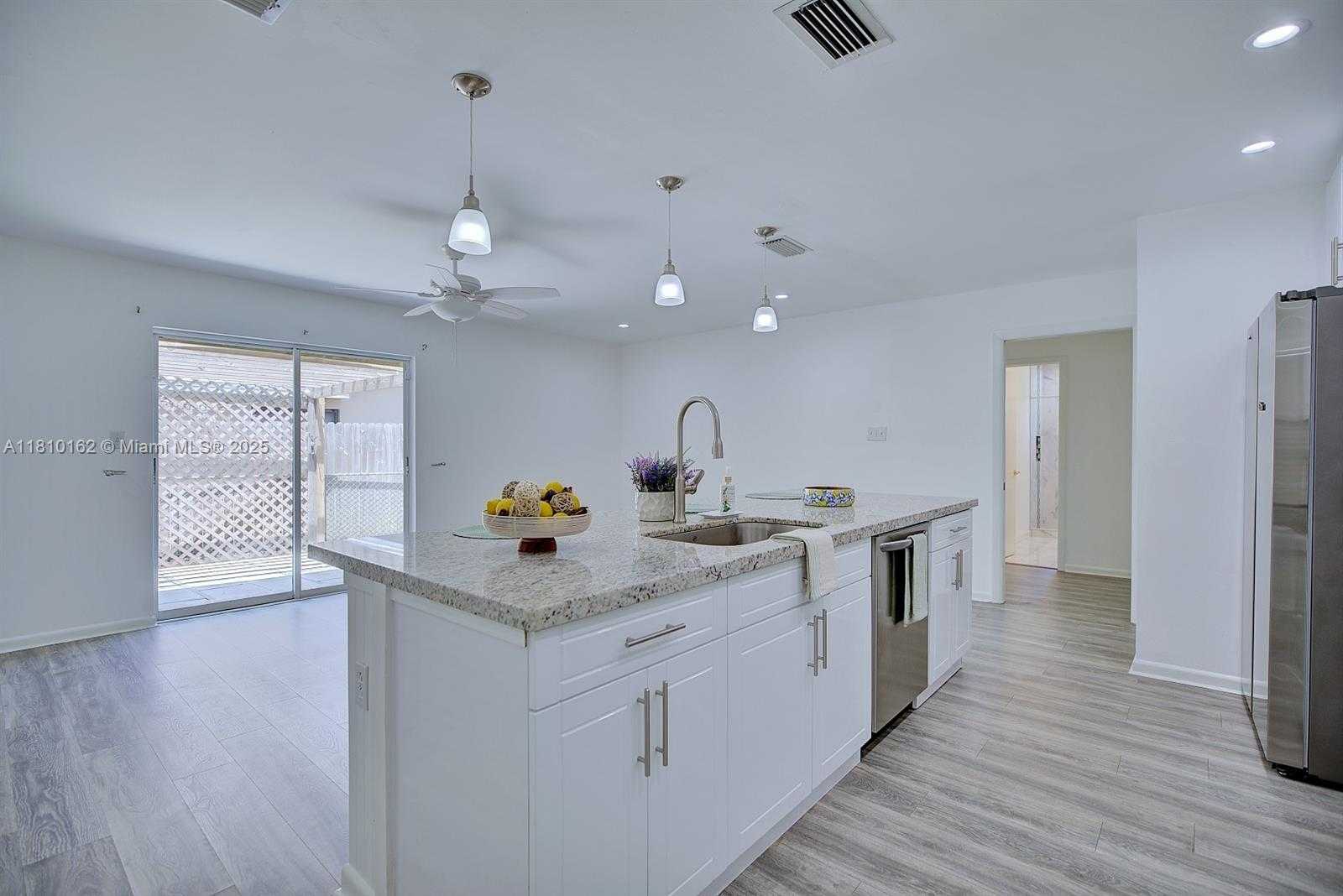 Small Image of 100 HONEYSUCKLE LN, Lake Placid Number 14