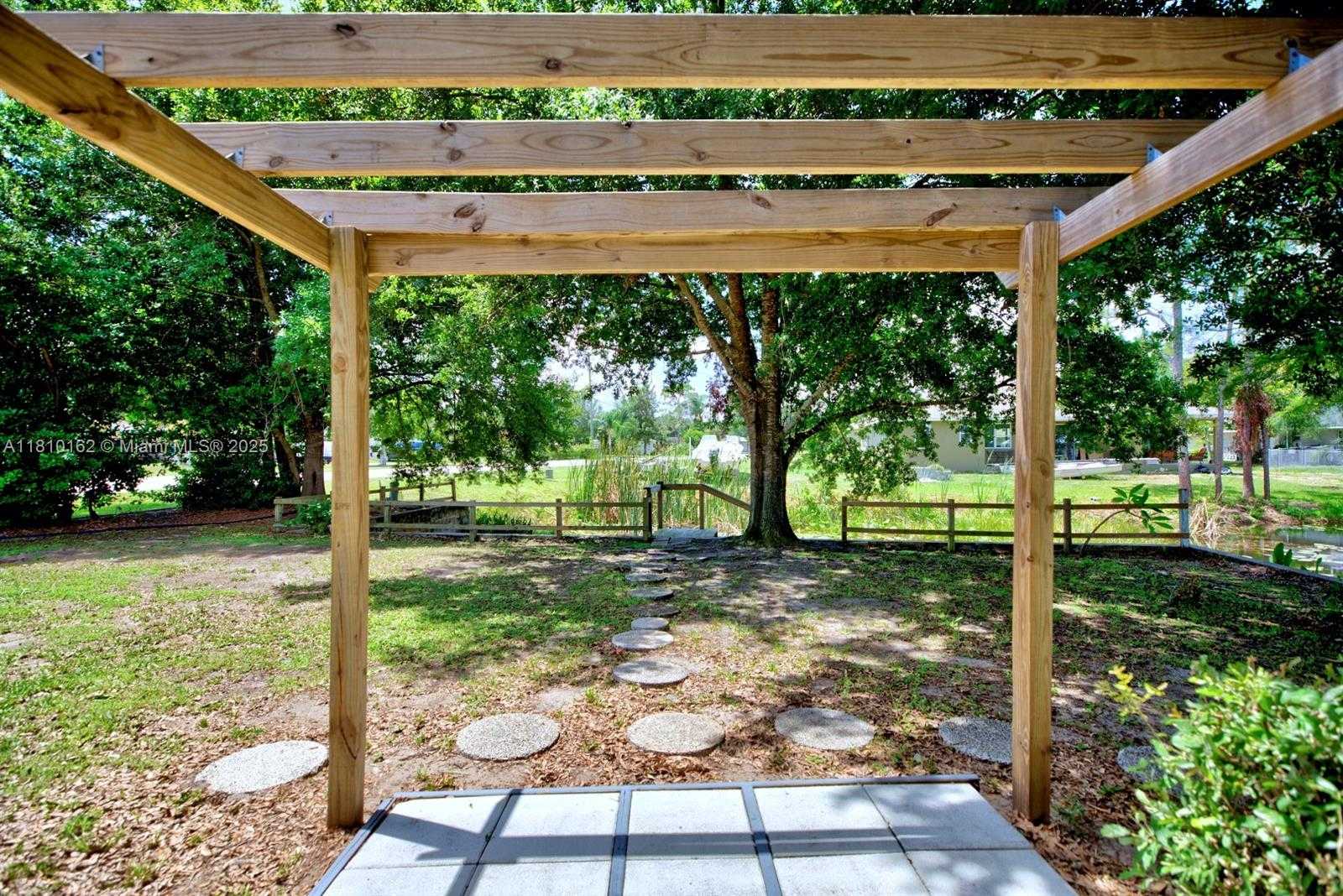 Small Image of 100 HONEYSUCKLE LN, Lake Placid Number 22