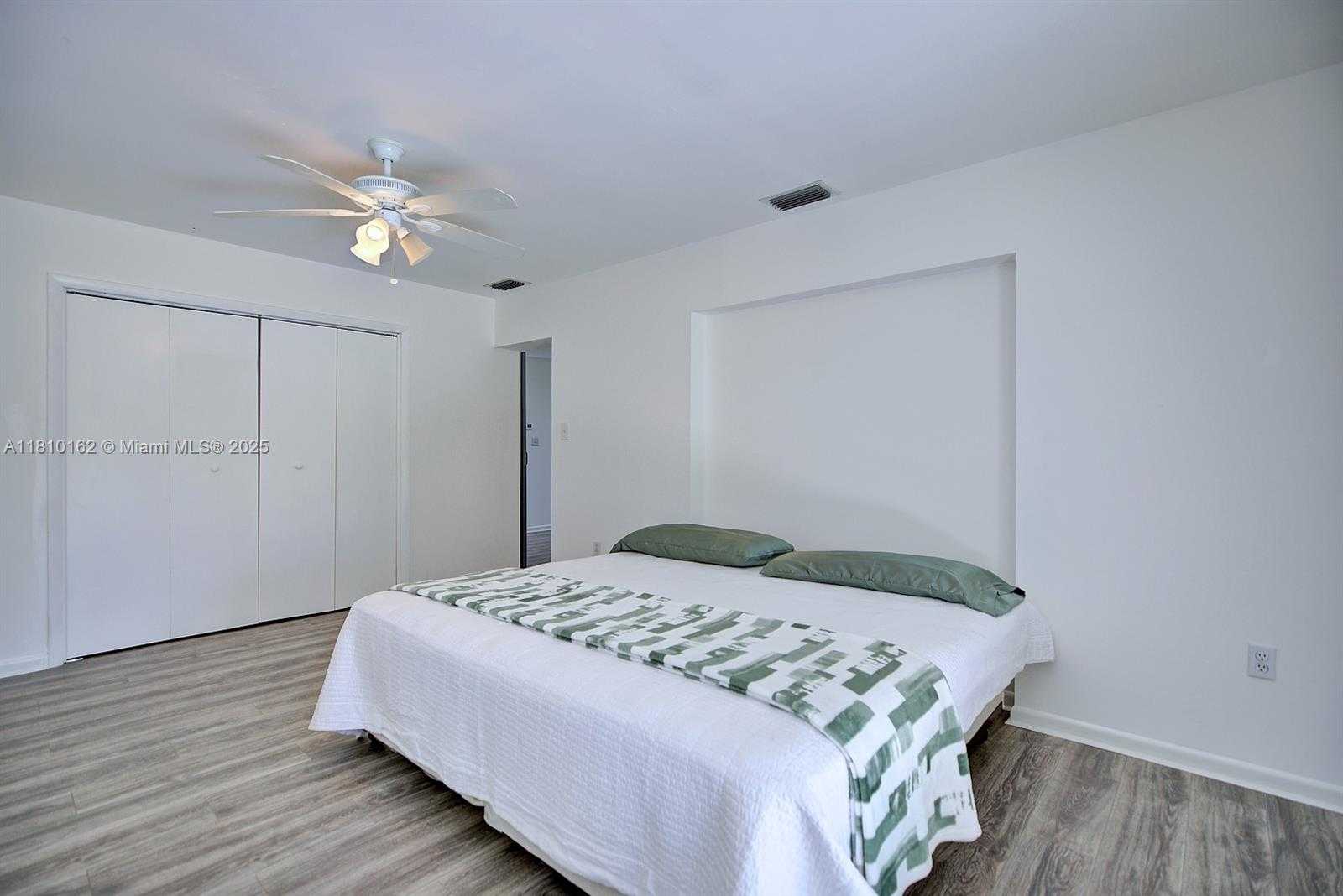 Small Image of 100 HONEYSUCKLE LN, Lake Placid Number 24