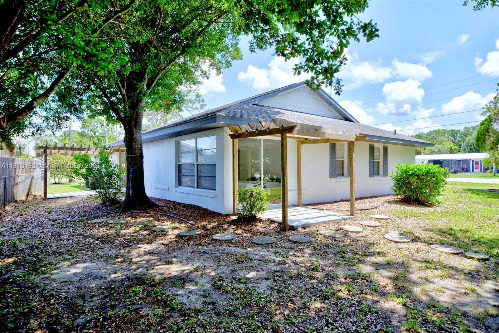 Small Image of 100 HONEYSUCKLE LN, Lake Placid Number 31