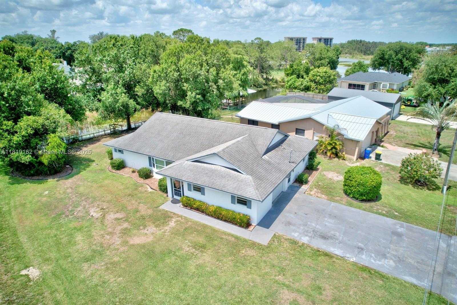 Small Image of 100 HONEYSUCKLE LN, Lake Placid Number 35