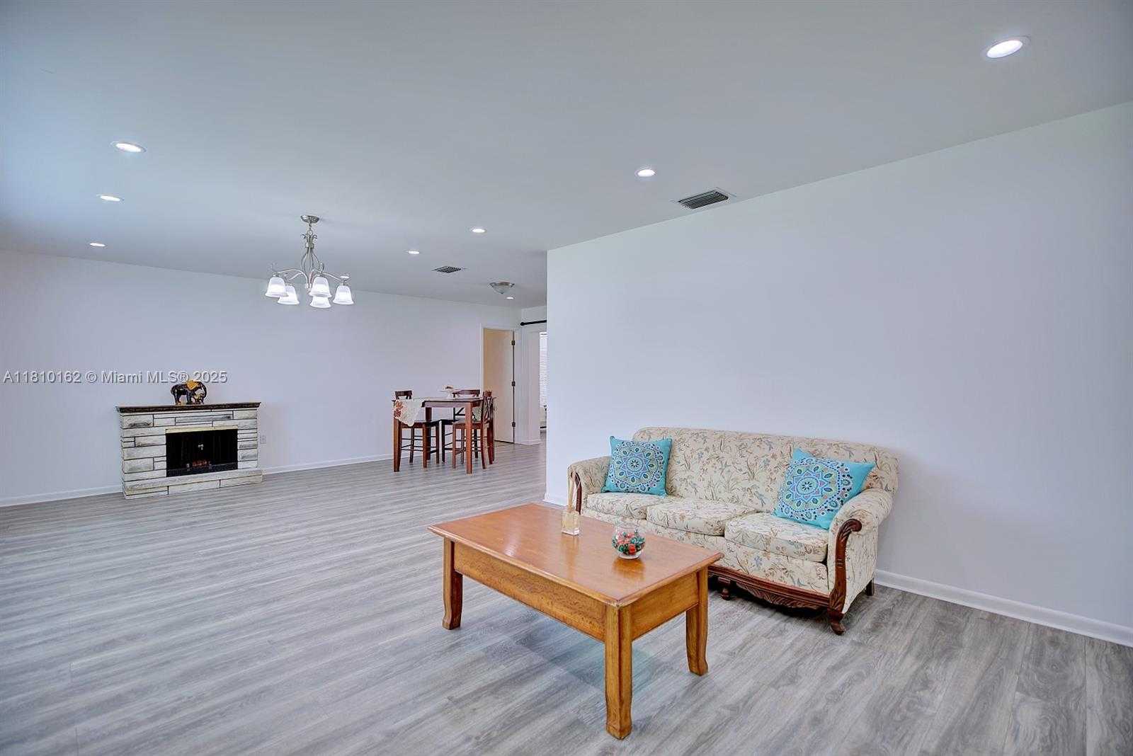 Small Image of 100 HONEYSUCKLE LN, Lake Placid Number 4