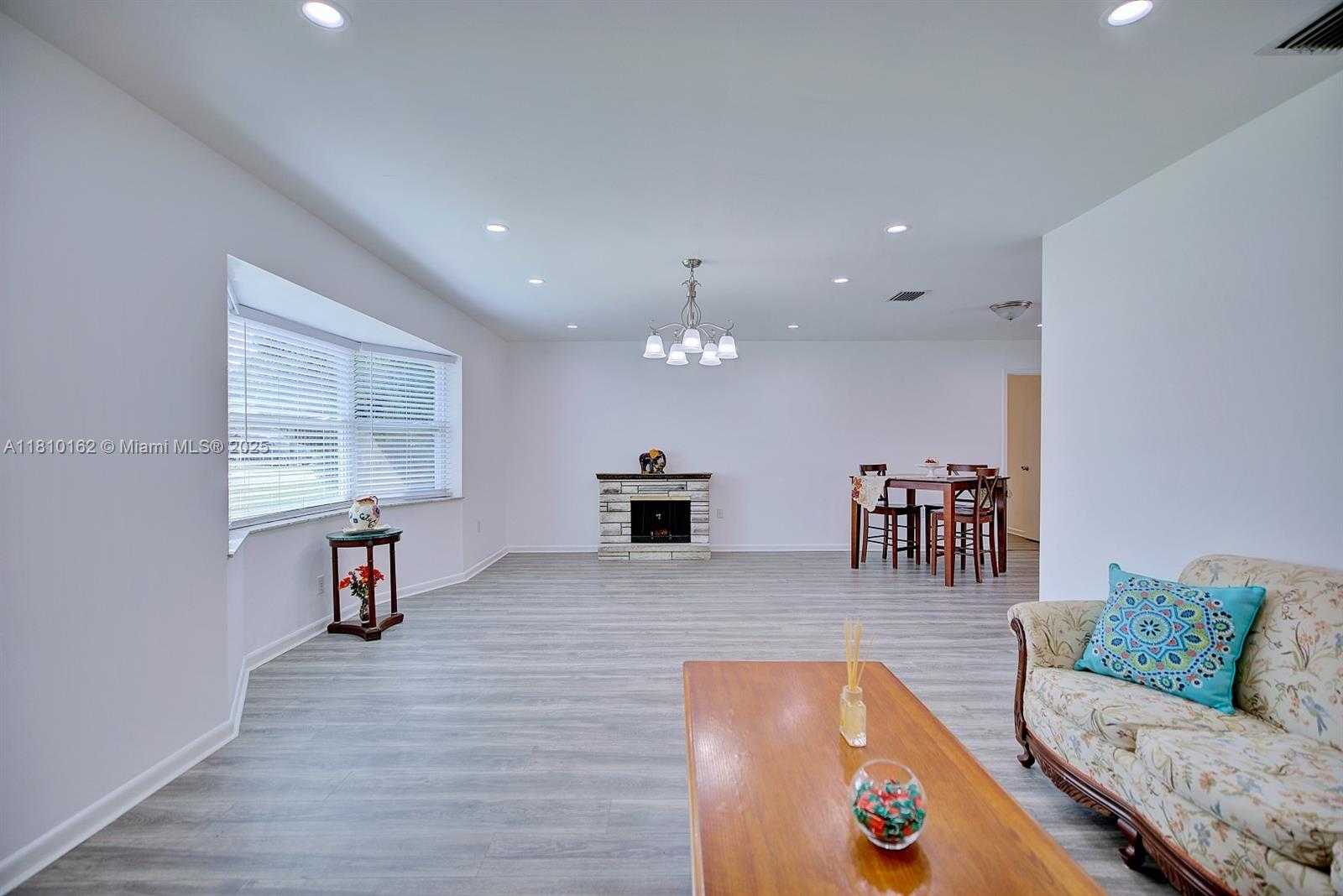 Small Image of 100 HONEYSUCKLE LN, Lake Placid Number 5