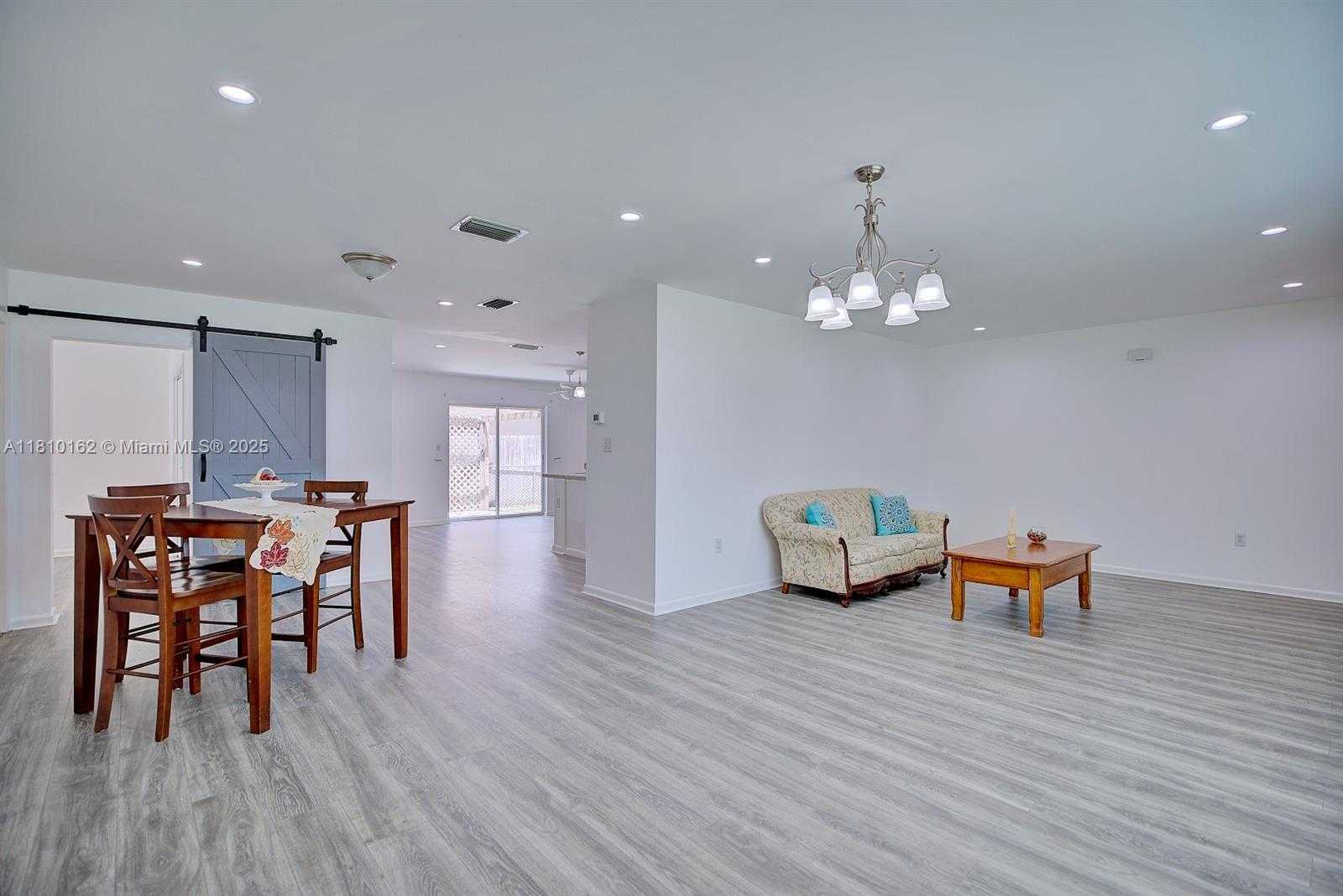 Small Image of 100 HONEYSUCKLE LN, Lake Placid Number 7