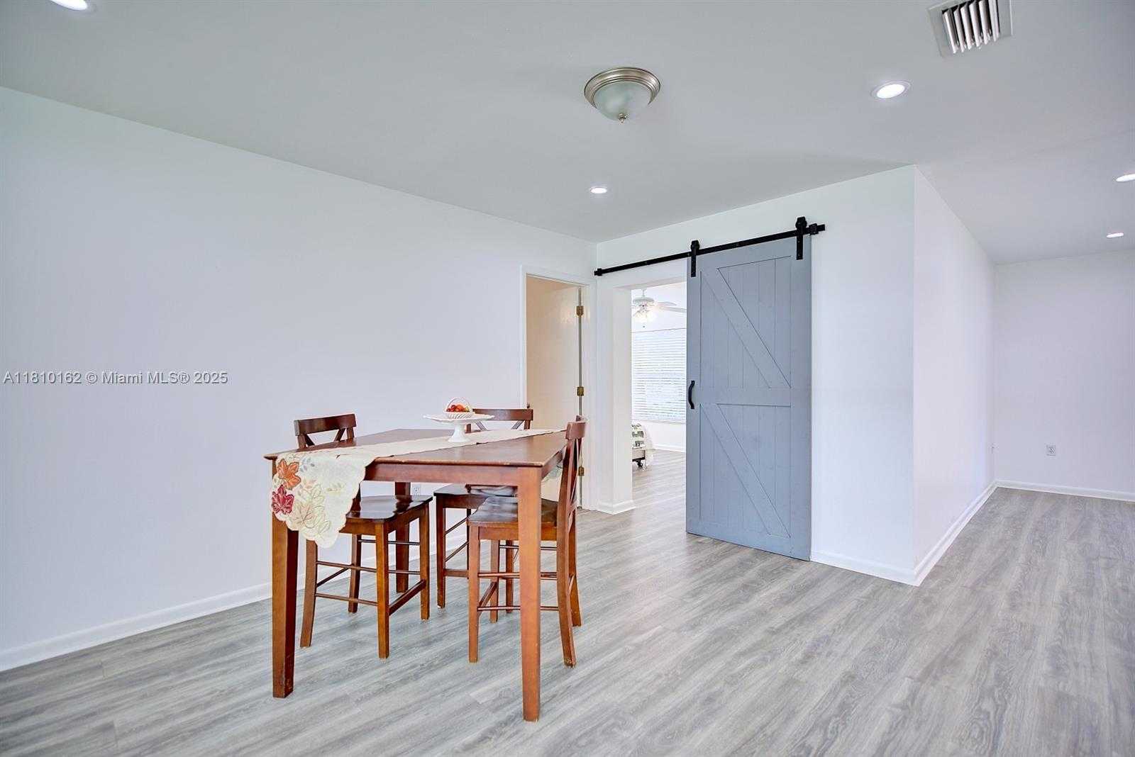 Small Image of 100 HONEYSUCKLE LN, Lake Placid Number 8