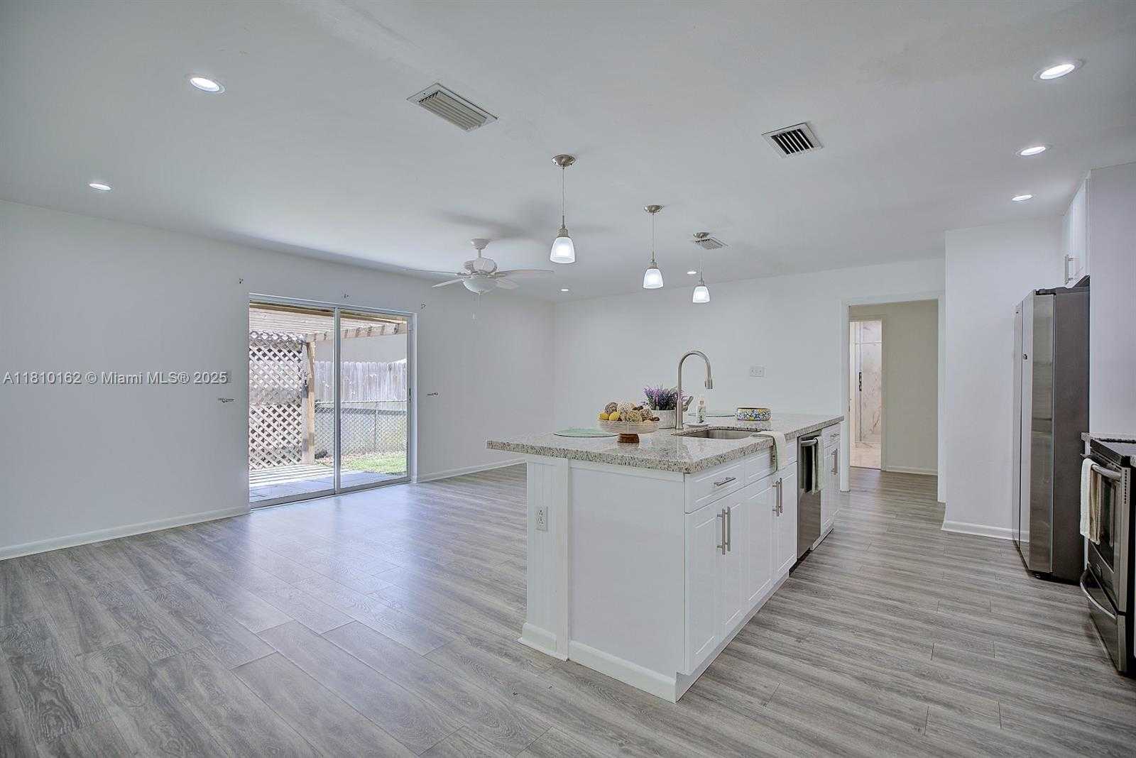 Small Image of 100 HONEYSUCKLE LN, Lake Placid Number 9