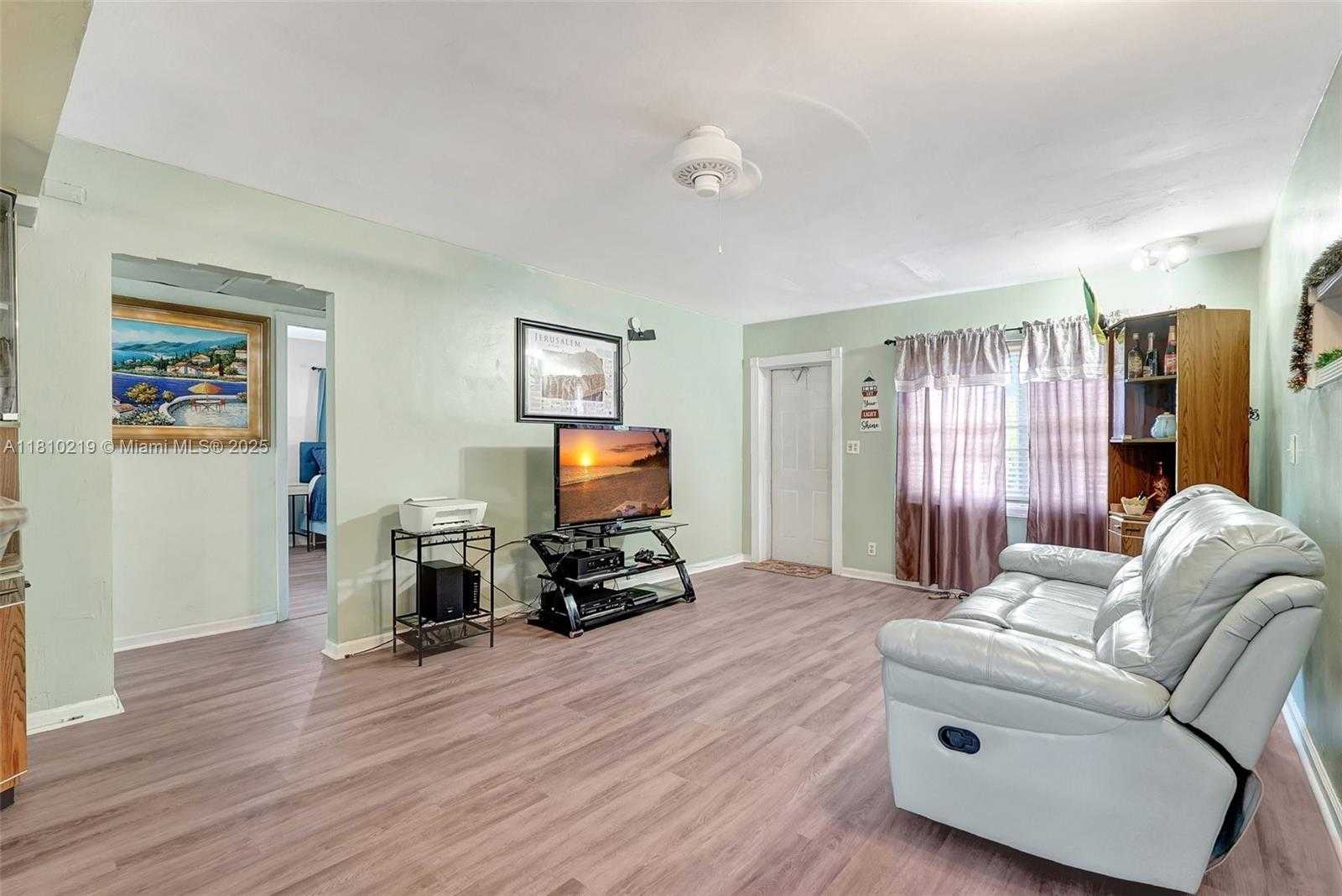 Small Image of 2609 ARTHUR ST, Hollywood Number 10