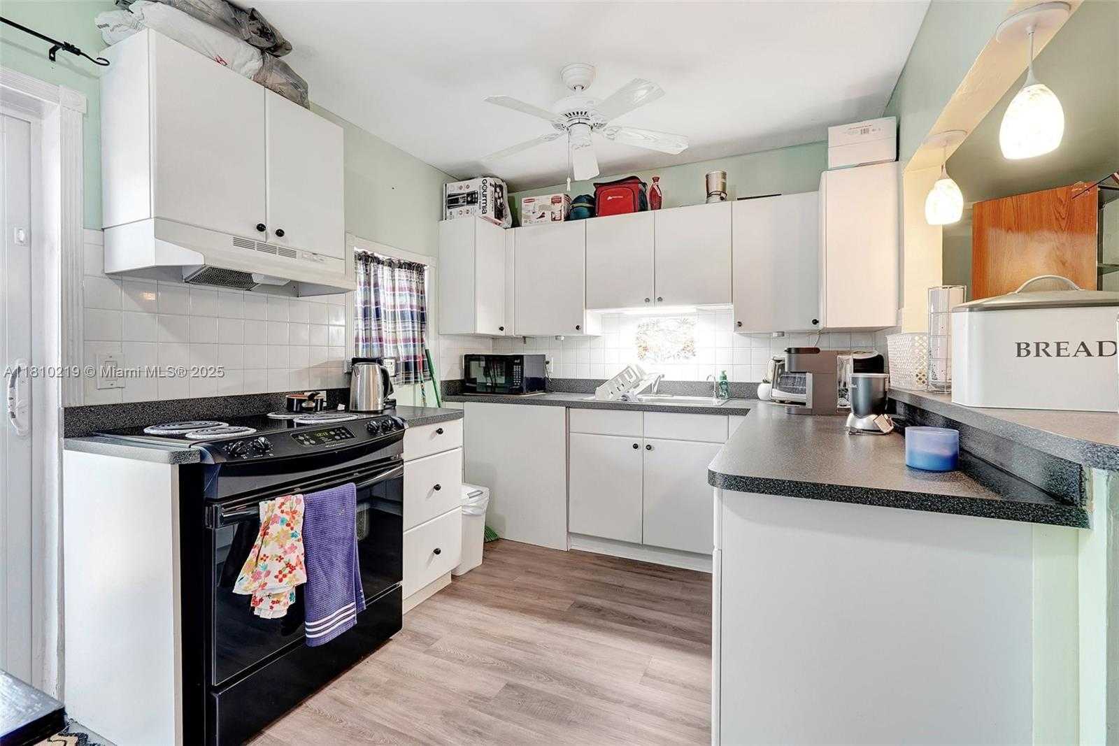 Small Image of 2609 ARTHUR ST, Hollywood Number 11