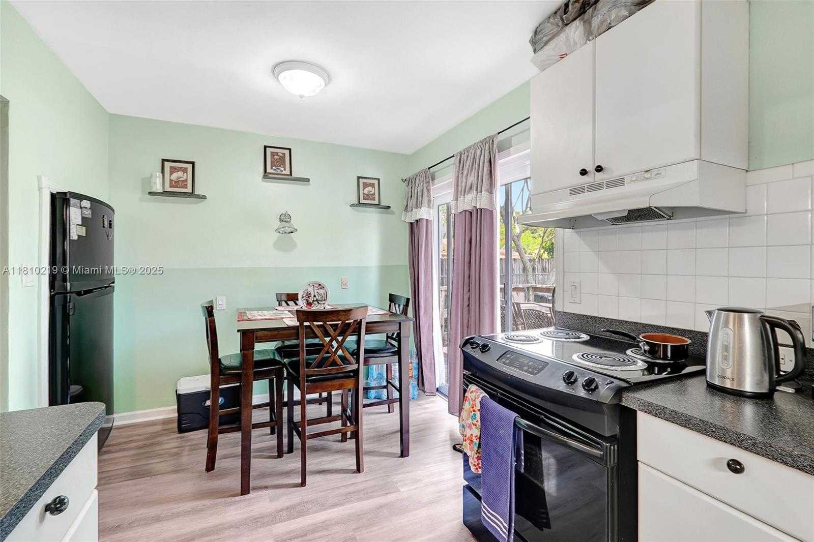 Small Image of 2609 ARTHUR ST, Hollywood Number 16
